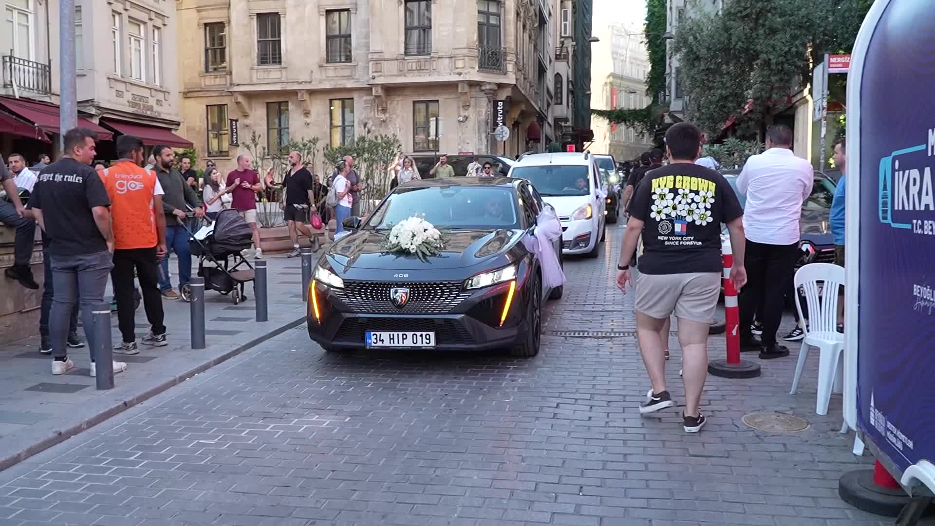 Yeni evlenen çiftten Beyoğlu Belediye Başkanı İnan Güney’e destek