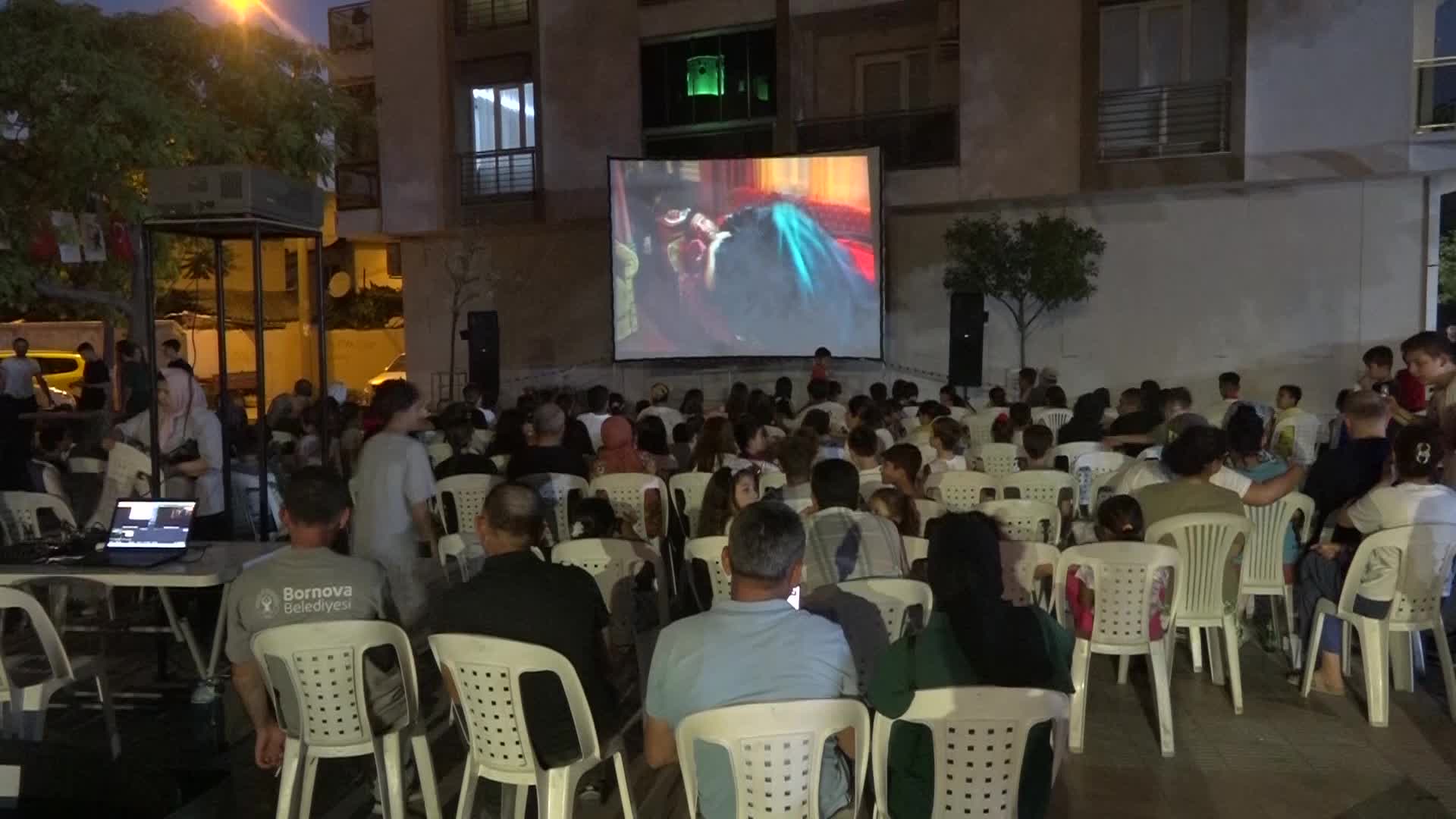 Bornovalılar, 10 mahallede sevilen komedi filmleriyle buluştu