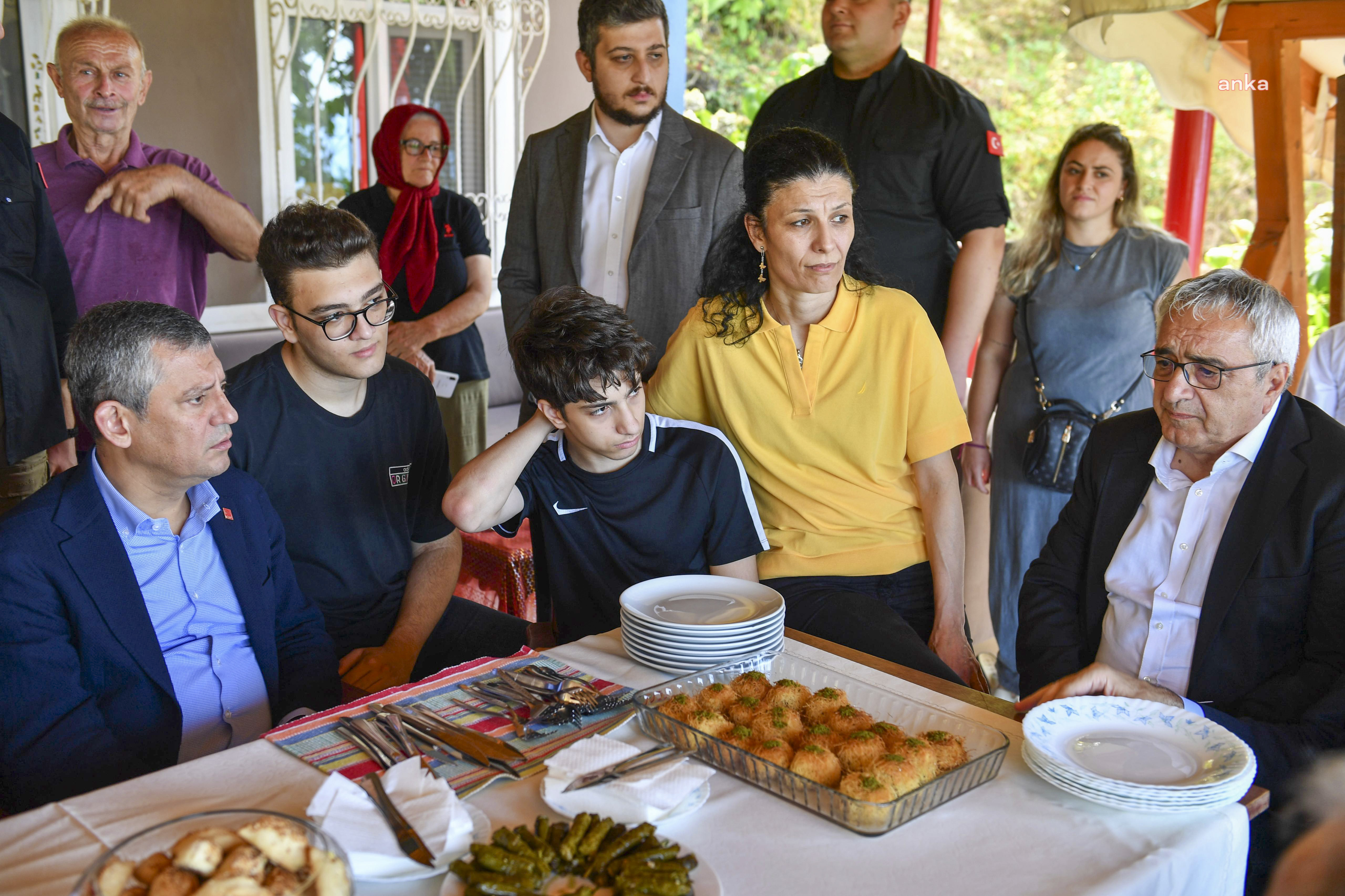 Özgür Özel, annesini kaybeden yakın arkadaşı Sabih Tekin Çağlar’ı ziyaret etti