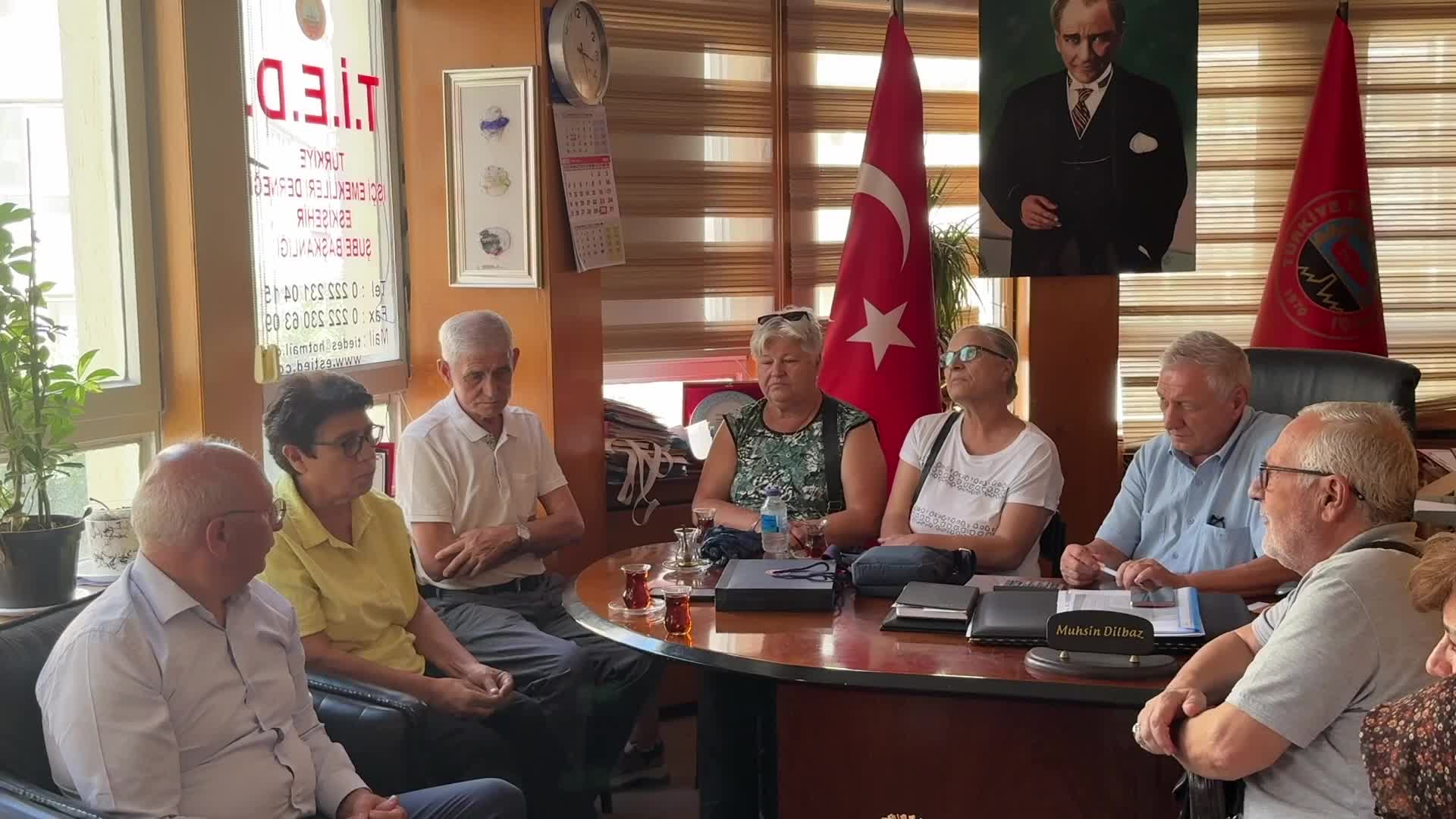Eskişehirli emekliler CHP’li Çakırözer’e dert yandı: “Halimiz perişan. Pazara gidemiyoruz, etin yüzünü unuttuk”