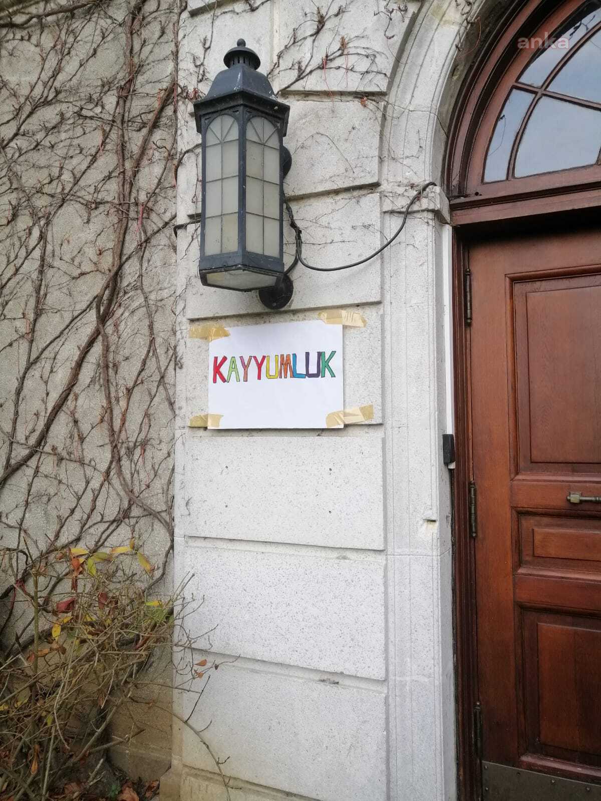 BOĞAZİÇİLİ ÖĞRENCİLER, REKTÖRLÜK BİNASININ ADINI "KAYYUMLUK" OLARAK DEĞİŞTİRDİ