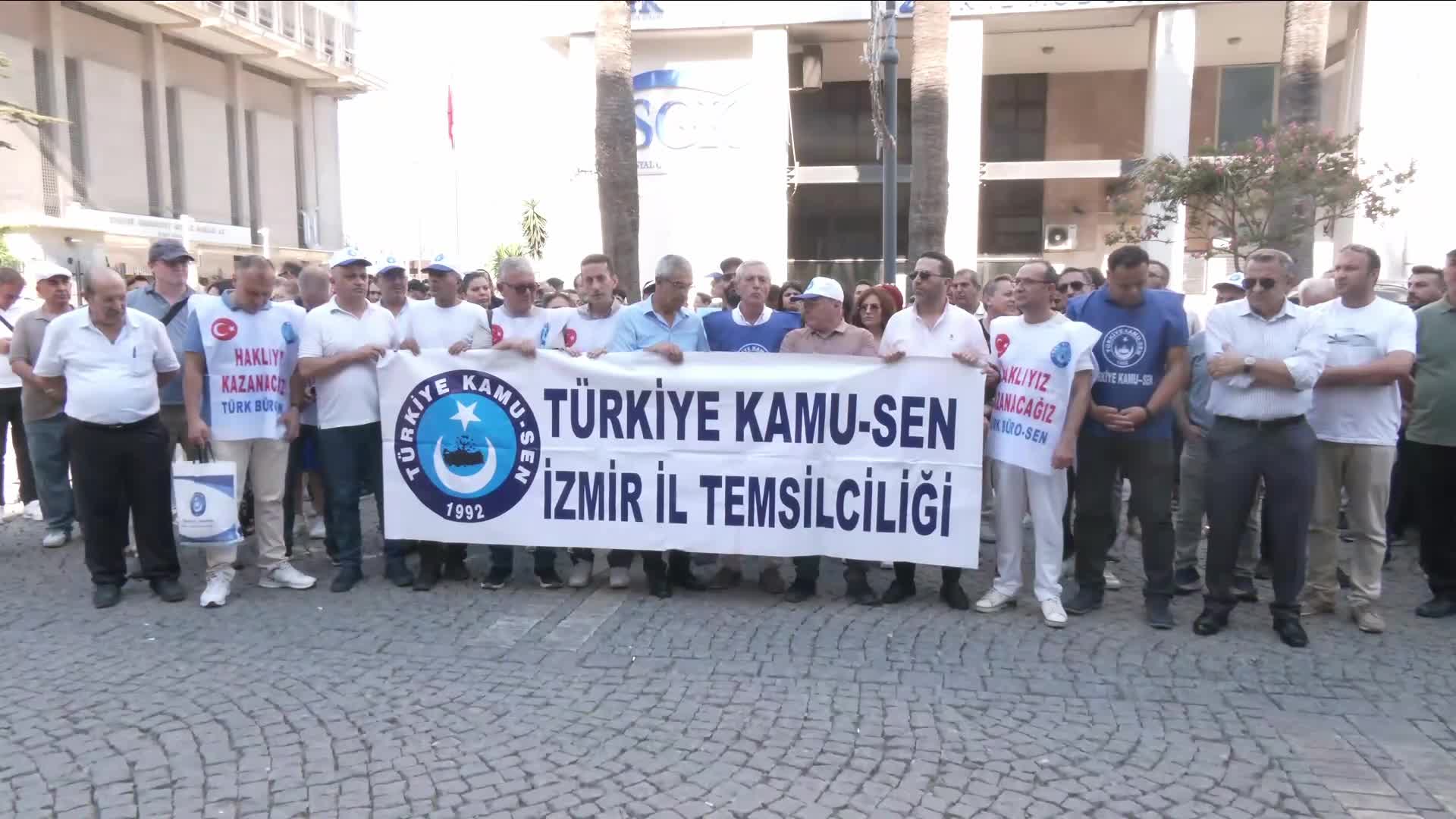 Kamu çalışanları iş bırakıyor... İzmir’de Türkiye Kamu-Sen üyeleri hükümetin zam teklifini SGK İl Müdürlüğü önünde protesto etti