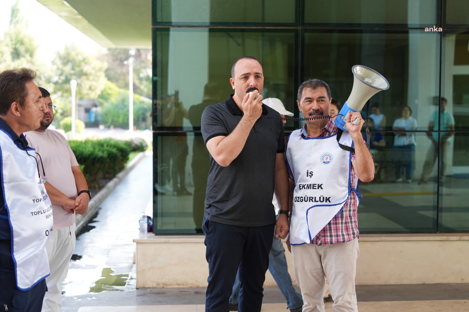 Konyaaltı Belediye Başkanı Kotan'dan, memur eylemine destek... “Bizler, işçinin ve memurun yanında olan bir anlayışla yolumuza devam ediyoruz"
