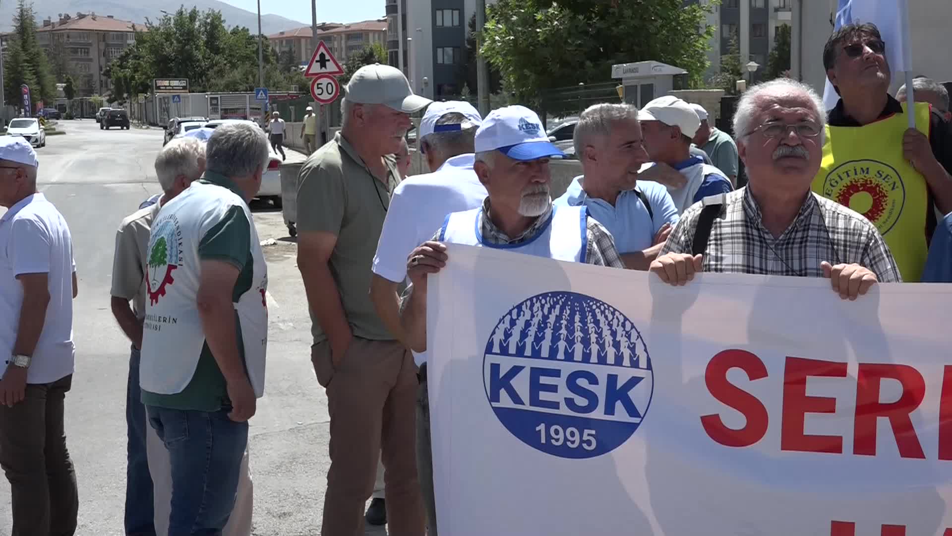 Memurlar iş bırakıyor... KESK üyeleri Malatya'da basın açıklaması yaptı: “İnsanca yaşamaya yetecek ücret istiyoruz”