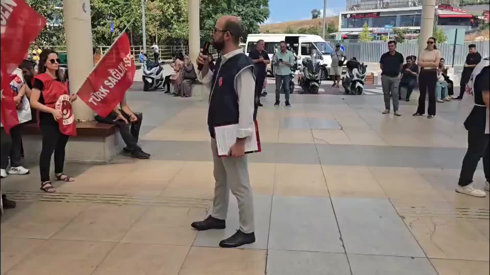 Memurlar iş bıraktı... Sağlıkçılardan Kanuni Sultan Süleyman Hastanesi önünde eylem: “Pandemide balkonlardan alkışlandık, bugün görmezden geliniyoruz”
