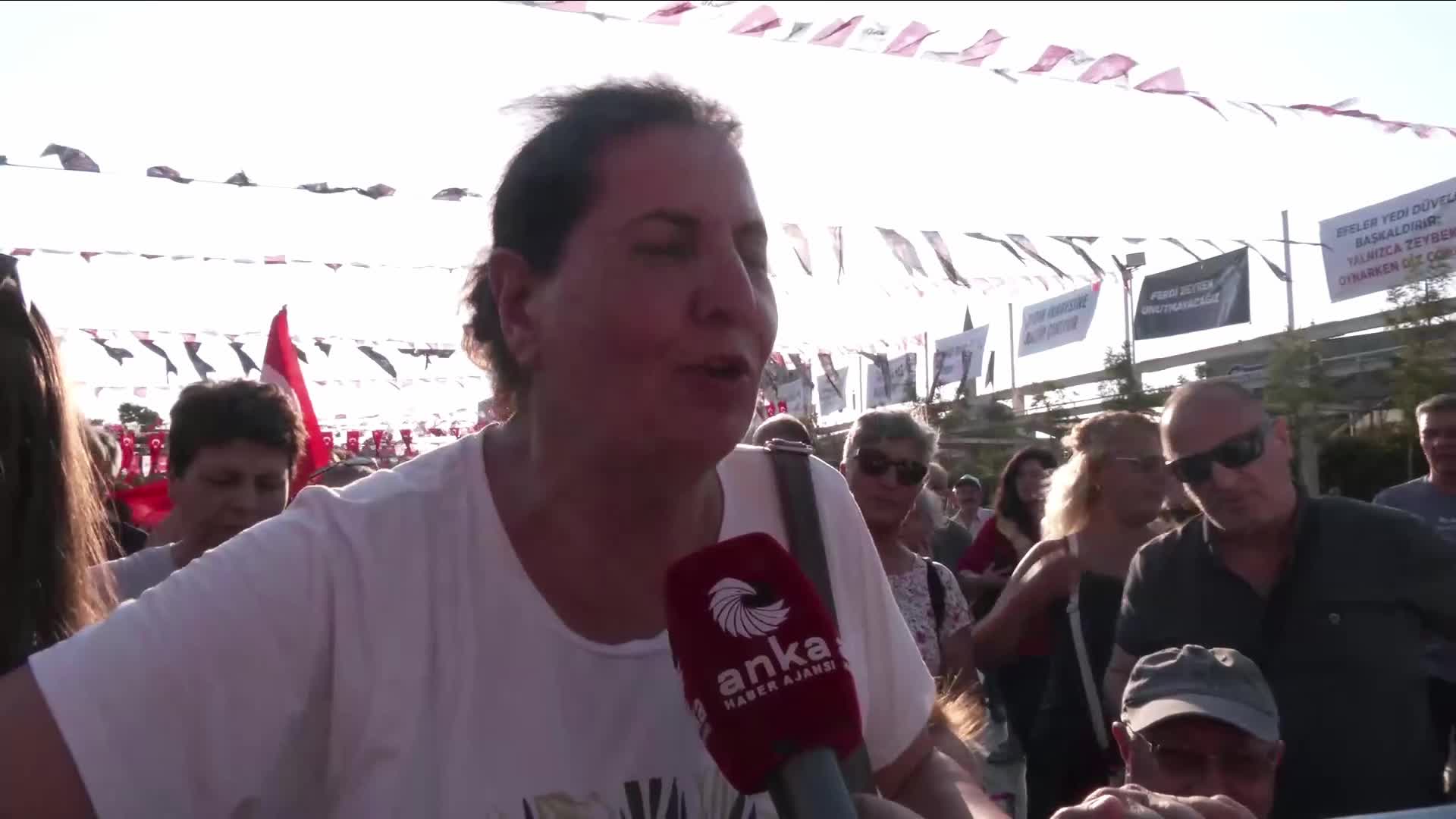 CHP'nin Aydın mitinginde yurttaşlardan Özlem Çerçioğlu'na tepki: Biz ona oy verdik ama çok ayıp etti, istifa edip gidecekti