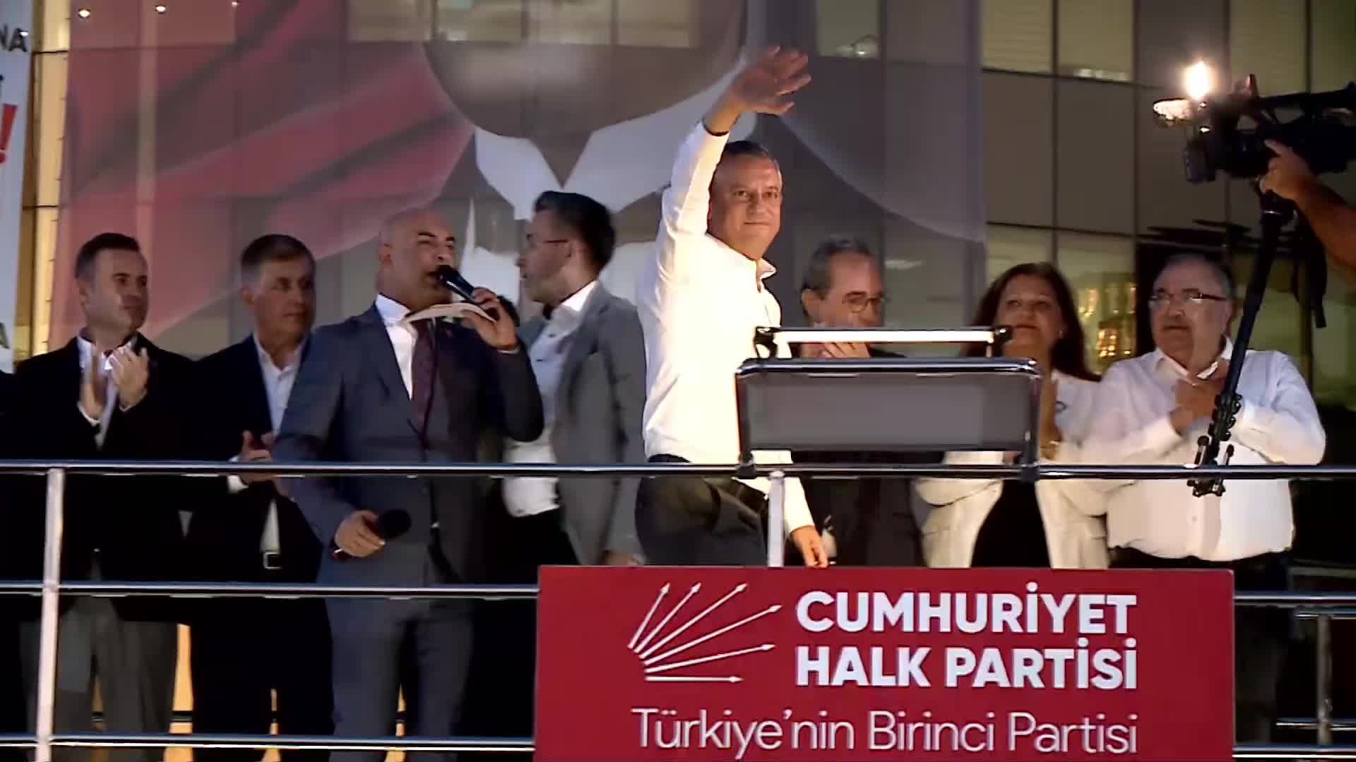 Aydın'da "Millet İradesine Sahip Çıkıyor" mitingi... Özgür Özel: Bir kapkaççıyı baş tacı eden bir acizlikle karşı karşıyayız