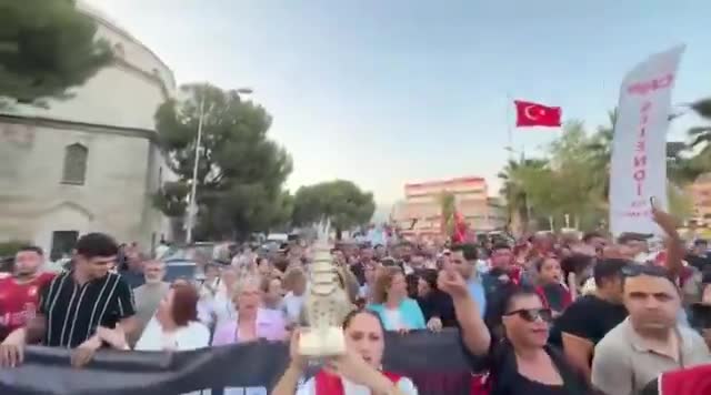 CHP Gençlik Kolları Aydın'da 'omurga' maketiyle yürüdü