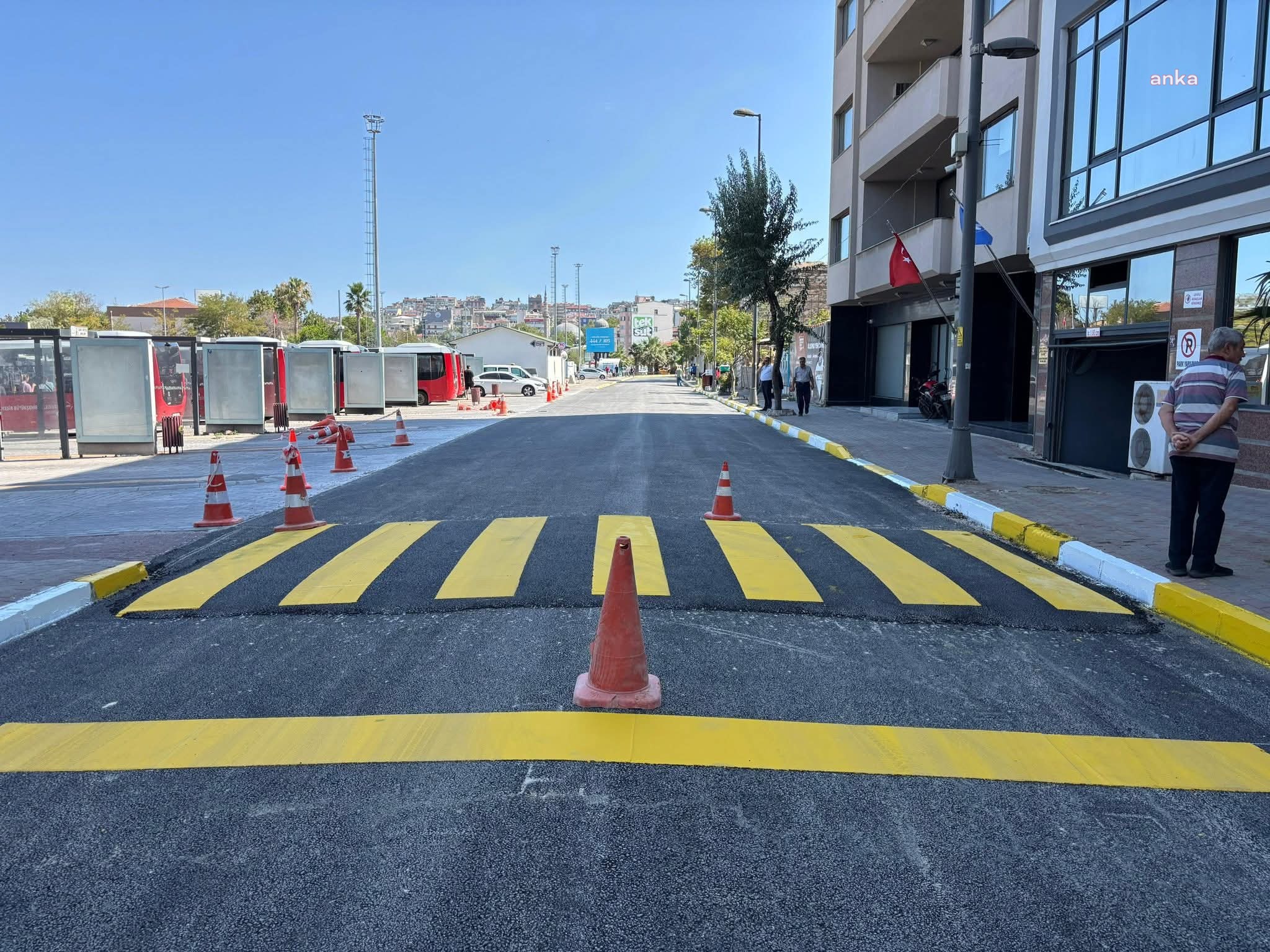 Bandırma Belediyesi, Mehmet Akif Ersoy Caddesi'nde yenileme çalışmalarını tamamladı