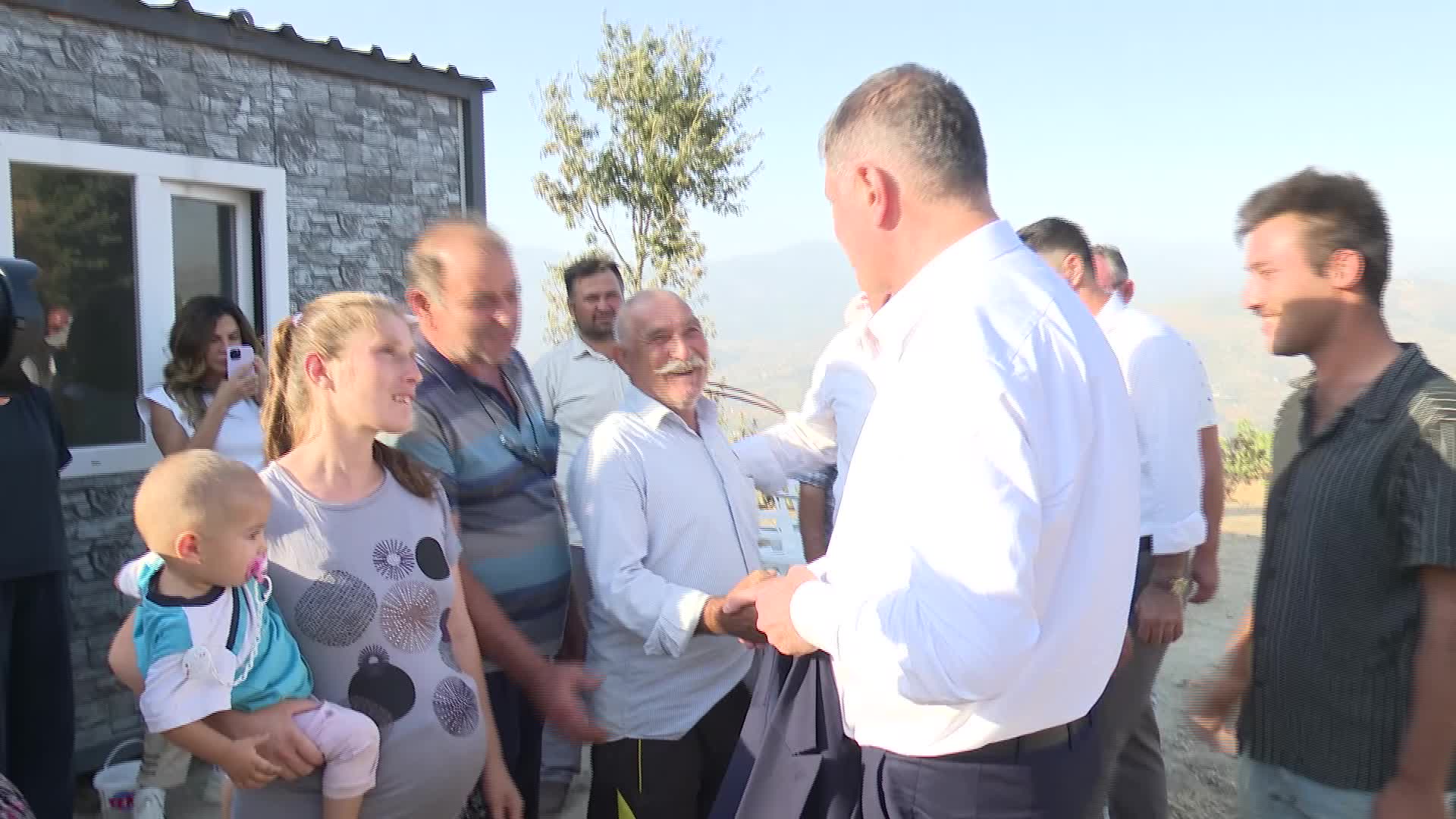 İzmir Büyükşehir’den evi yanan aileye yardım eli