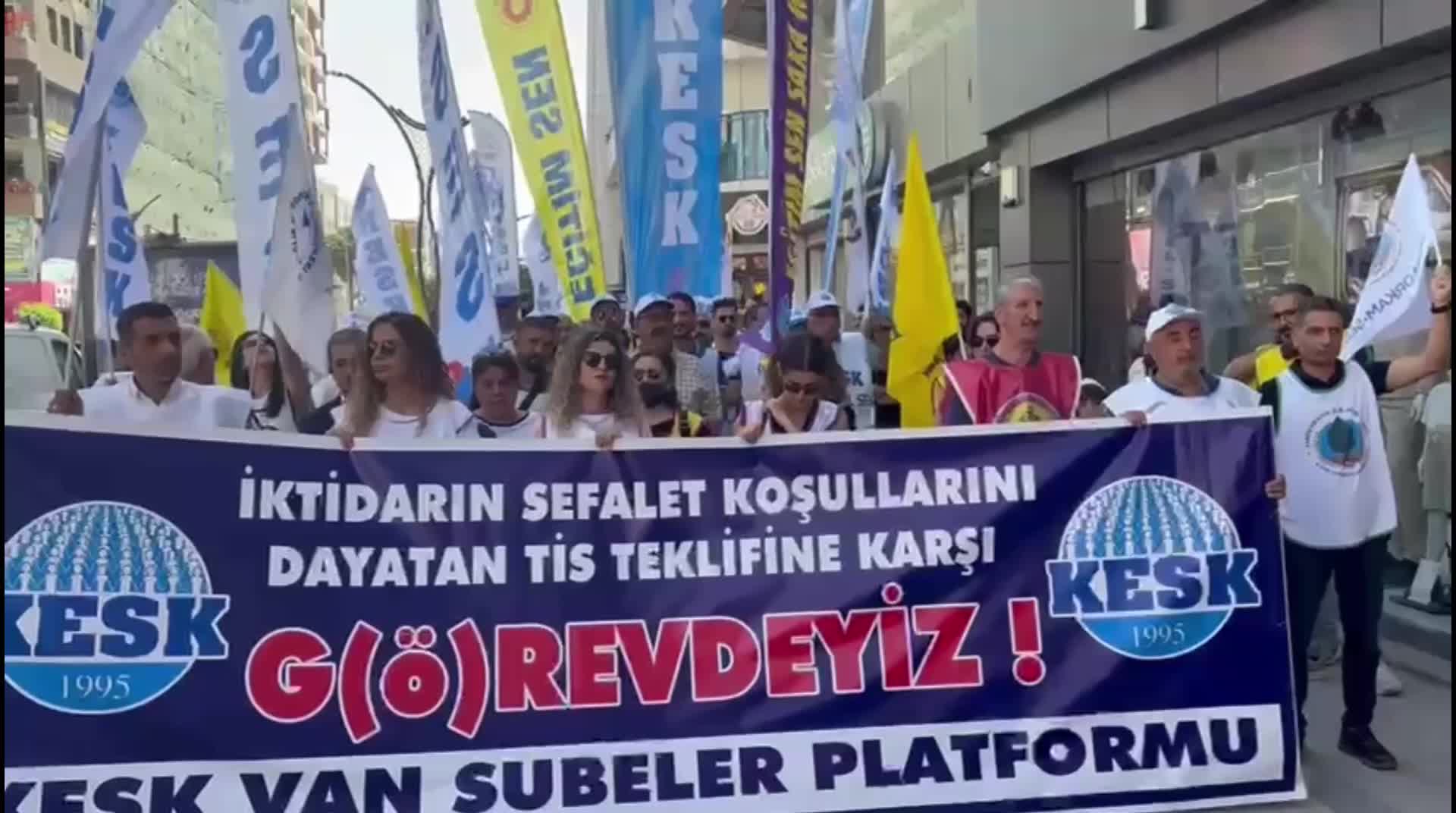 KESK üyeleri Van'da basın açıklaması yaptı: “Kapı kulu değil, emekçiyiz”