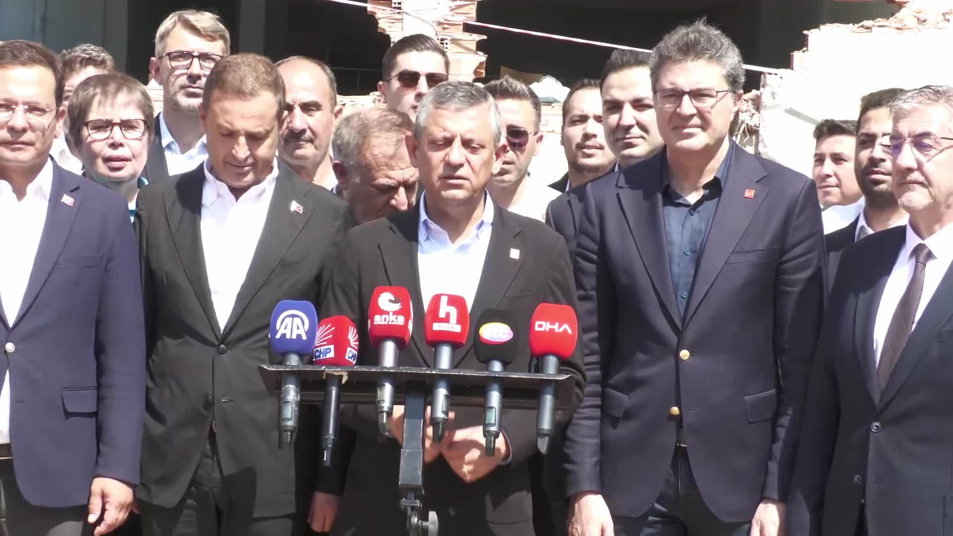 Özgür Özel: "Sayın Bahçeli yanlış anlamış değil, o anlıyor da şöyle yapıyor; ‘Özgür’üm sana söylüyorum. İttifak ortağım sen anla’ diyor"