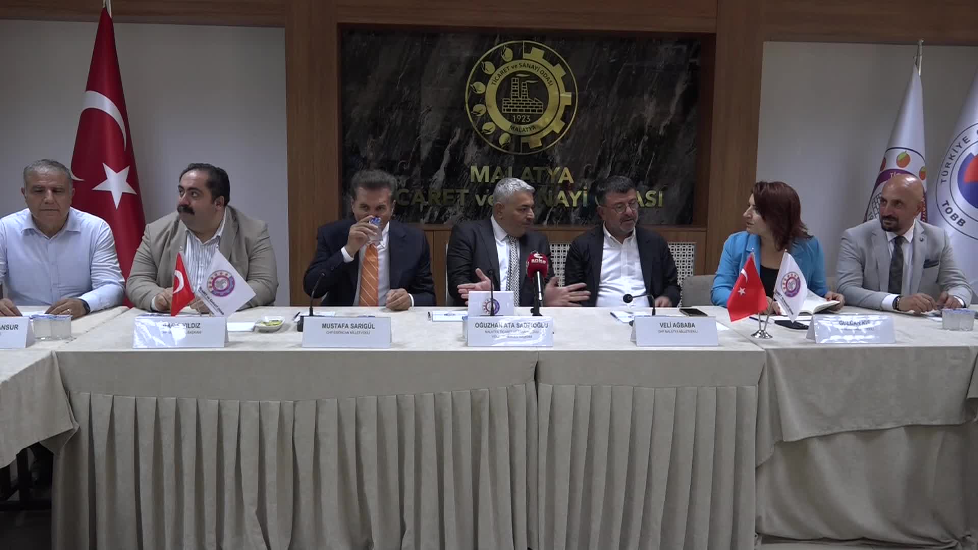 CHP milletvekilleri ve PM üyeleri sahada… Güzelmansur: “Mücbir sebep Van’da 6 yıl sürdü, deprem illerinde sadece 2 yıl”