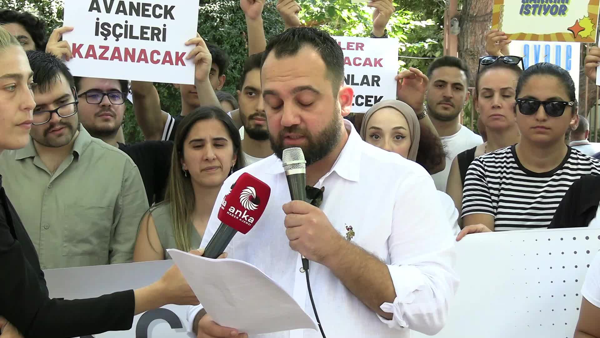 270 işçi tazminatsız işten çıkarıldı, tişörtlerini şirket bahçesine bıraktılar