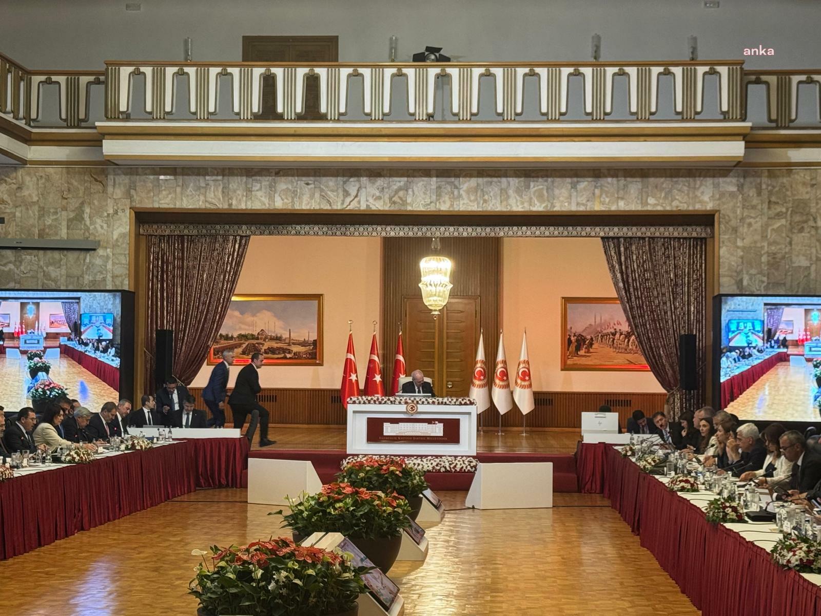 Milli Dayanışma Kardeşlik ve Demokrasi Komisyonu toplantısı… Komisyonun ikinci oturumunda konuşan Diyarbakır Anneleri: Bizi evlatlarımıza kavuşturun, bir komisyon kurulsun, evlatlarımız ceza yemesinler