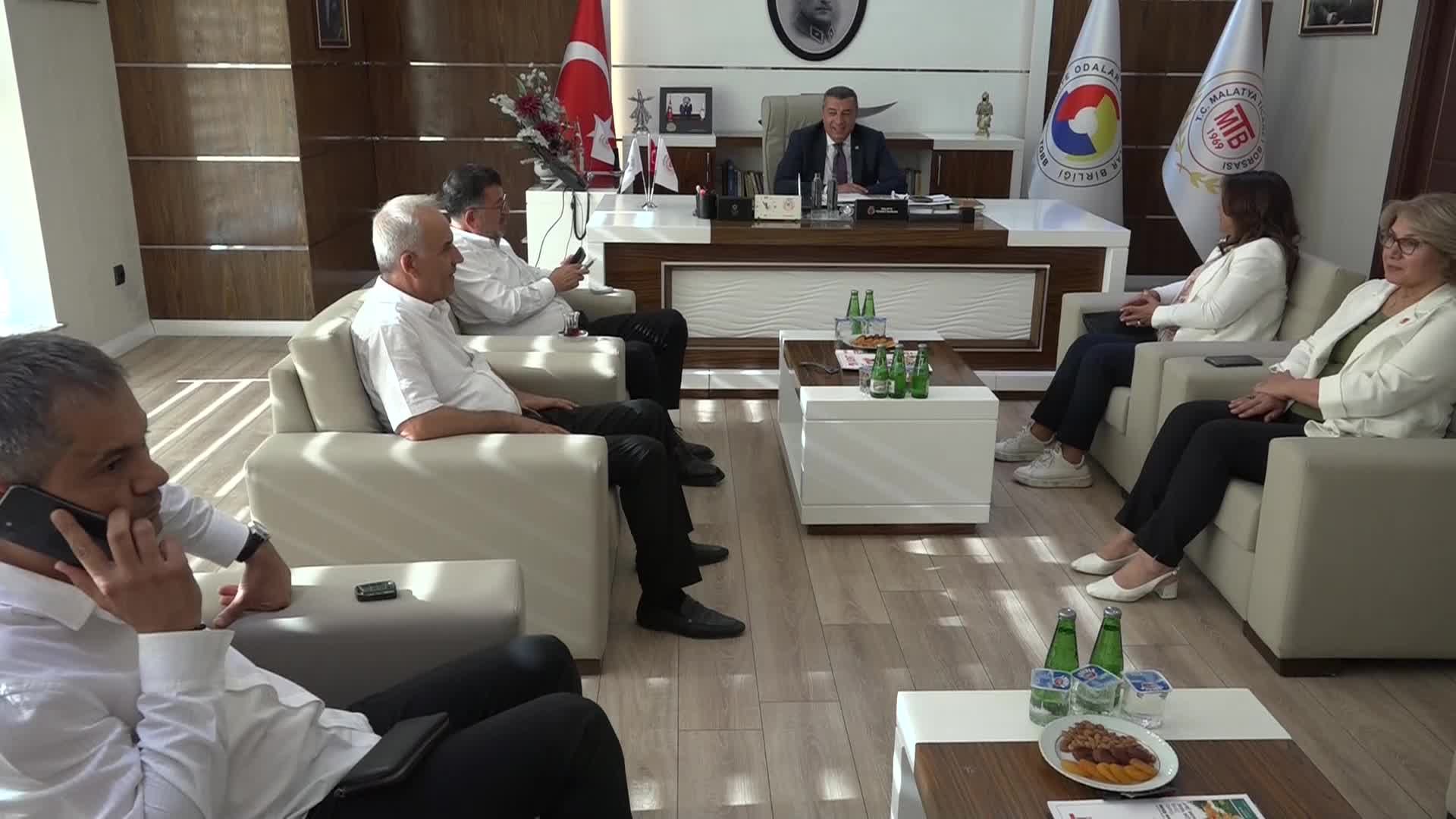 CHP milletvekilleri ve PM üyeleri sahada… CHP heyeti Malatya Ticaret Borsası’nda: Depremin ardından ikinci felaket zirai don oldu