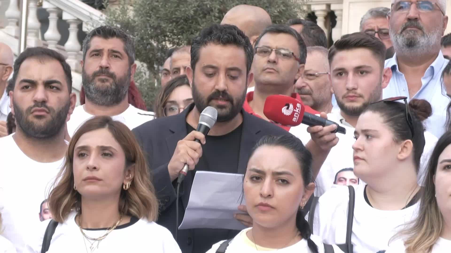 Beyoğlu’nda İnan Güney için oturma eylemi... "İnan Güney, rantçılara Beyoğlu’nun bir kuruş hakkını yedirmediği için tutsak"