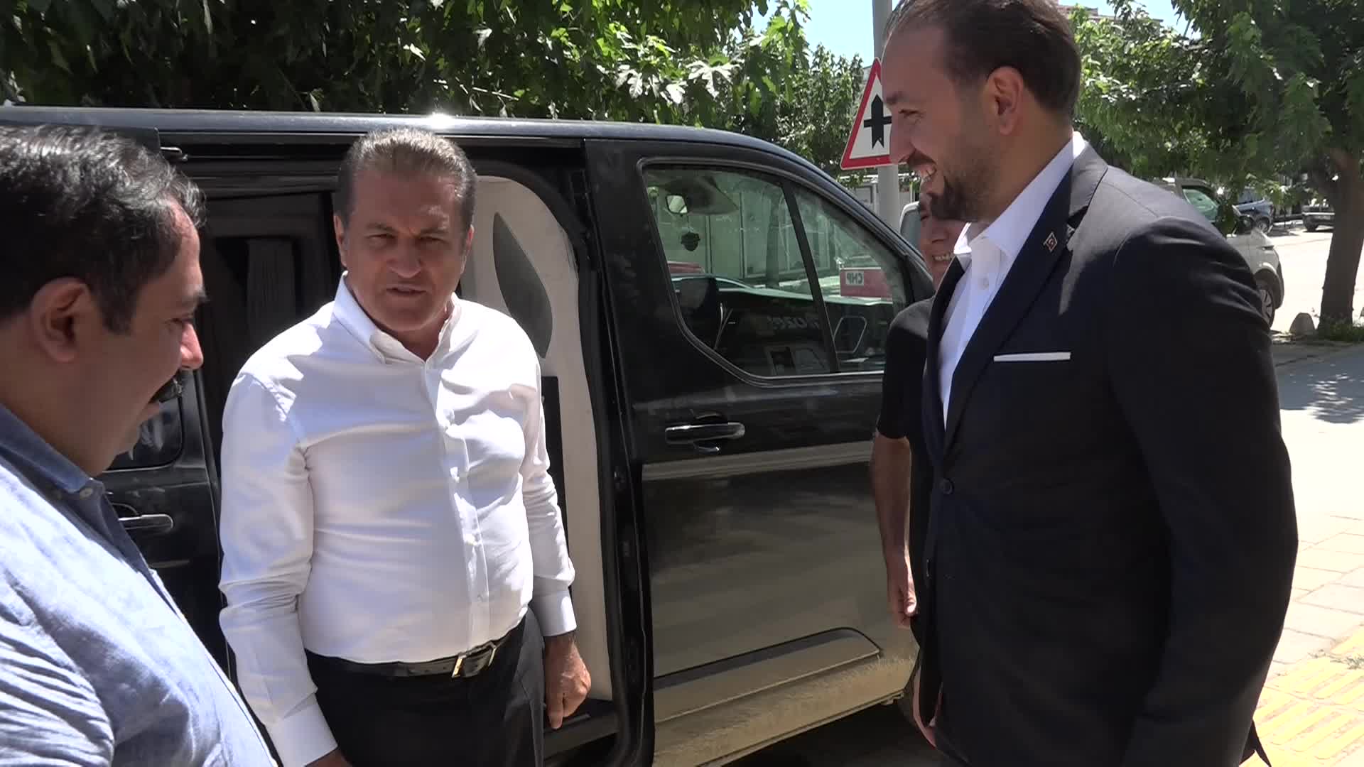 CHP milletvekilleri ve PM üyeleri sahada… Sarıgül: “TOKİ’nin binaları yapılıyor ama yurttaşlarımız içine girdiğinde musluk ellerinde kalıyor”