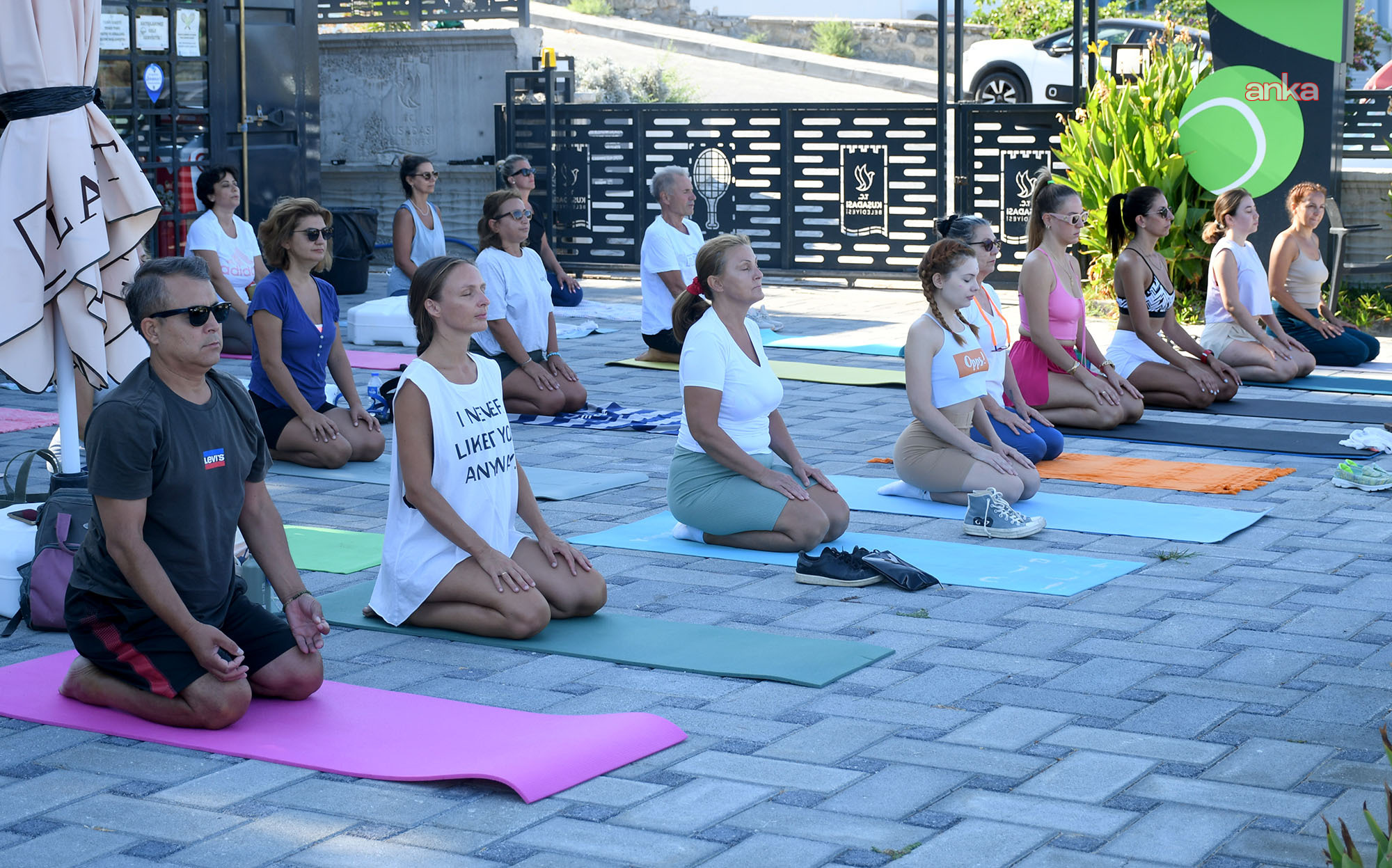 Kuşadası Belediyesi'nden ücretsiz yoga dersleri