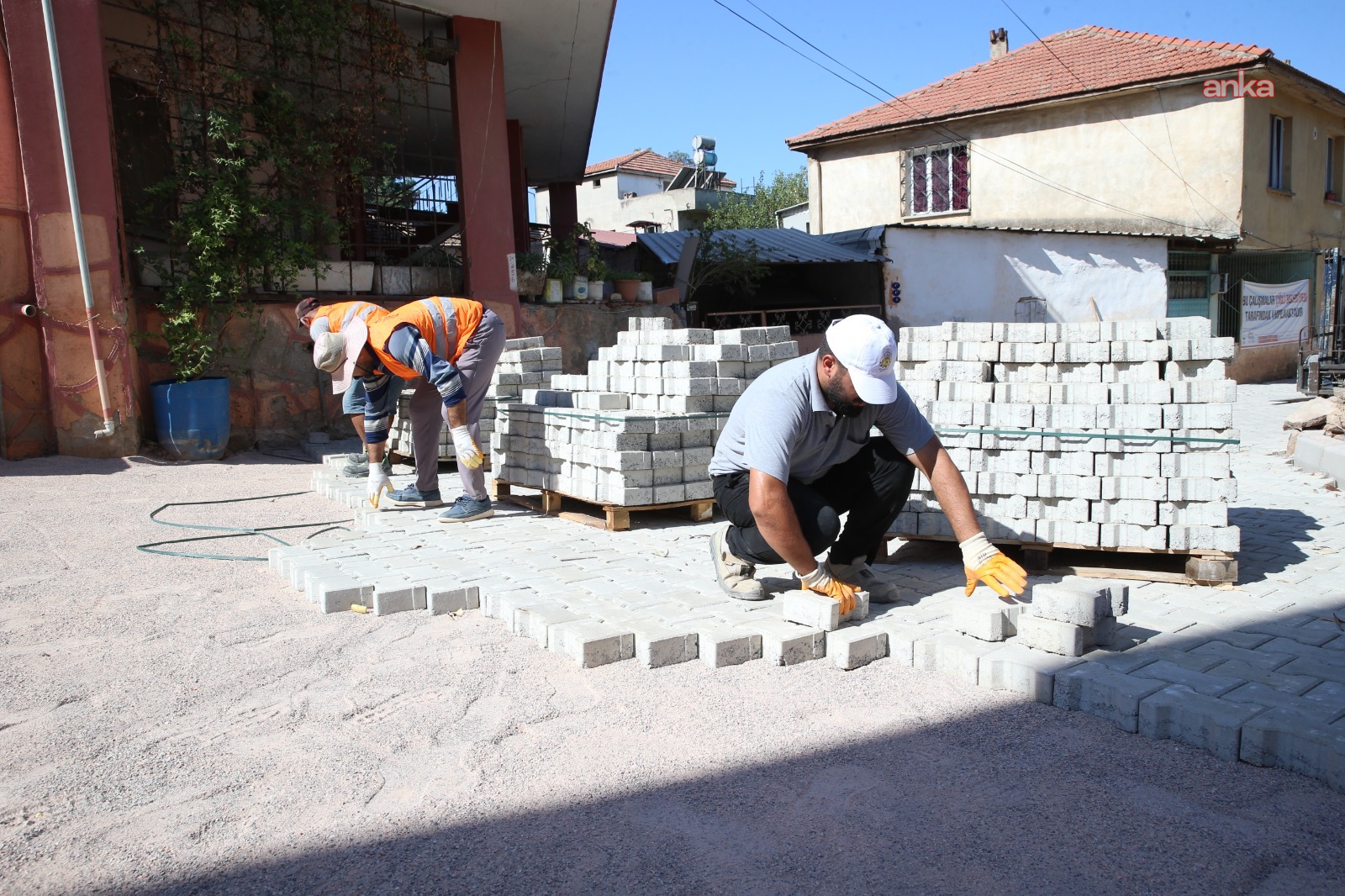 Çiğli’de yol ve park çalışmaları sürüyor