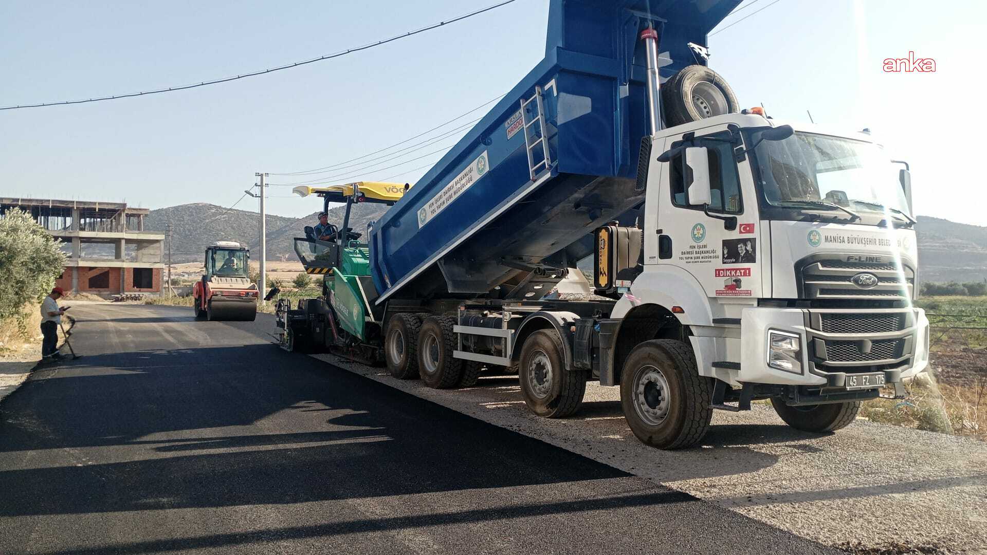 Manisa Büyükşehir Belediyesi’nden 13 bin ton asfalt, 55 kilometre sathi kaplama çalışması