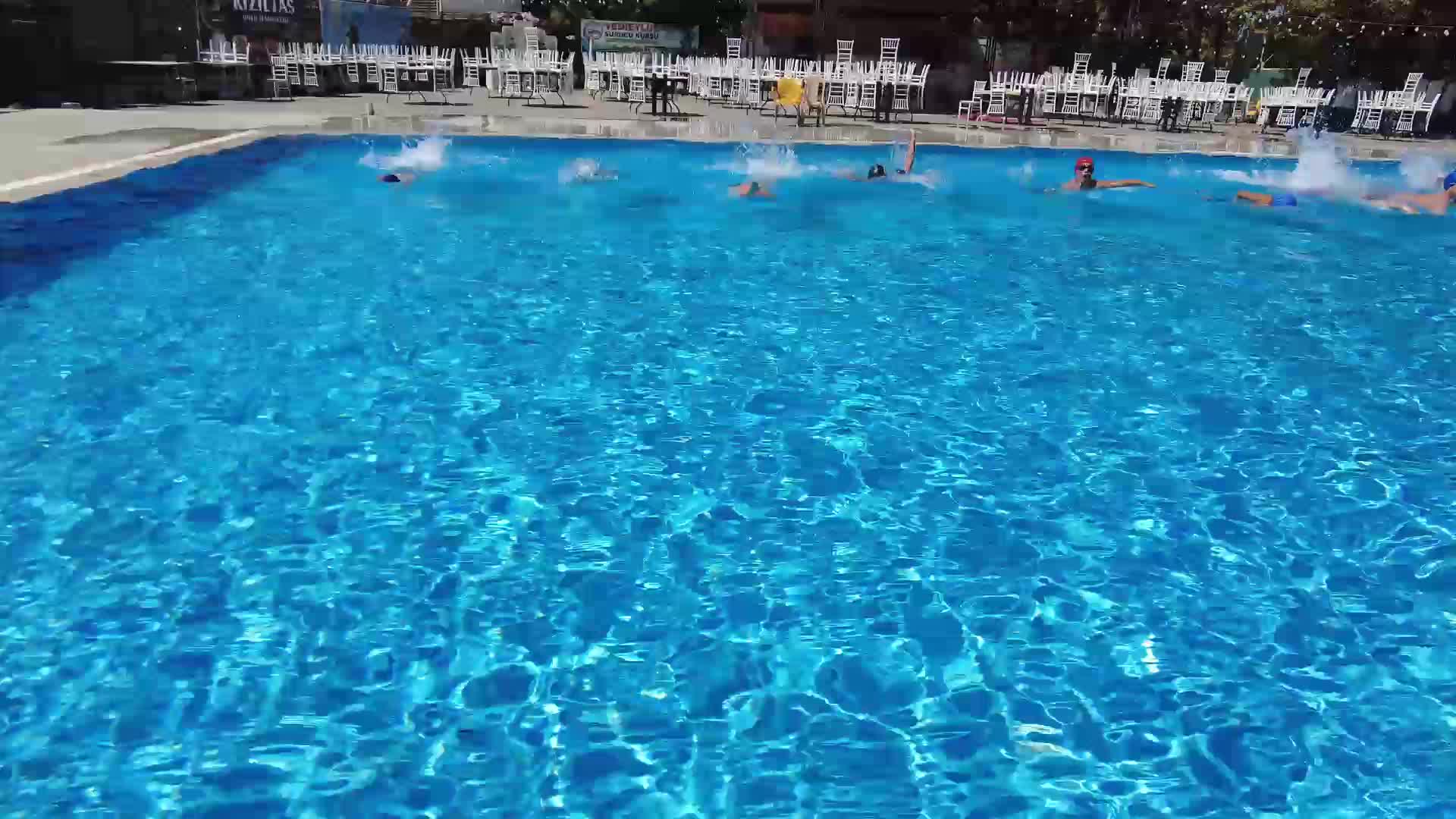 Turgutlu Belediyesi Yaz Spor Okulları yüzme kursu öğrencileri başarı belgelerini aldı