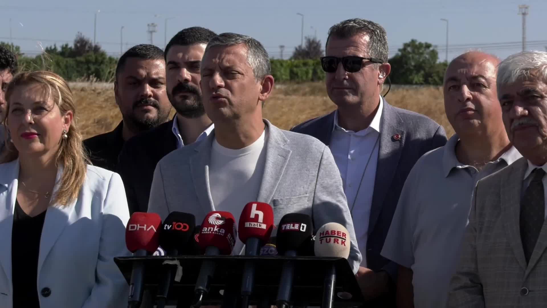 Özgür Özel'den İmamoğlu'na ziyaret: "AK Toroslar çetesine meydan okuyorum. Görevlendirdiğiniz her bir avukatın teklif ettiği usulsüzlükler ortadayken yaz da göreyim iddianameyi"