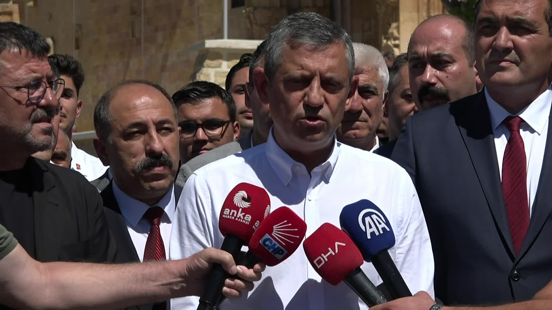 Özgür Özel: "CHP, Filistin için TBMM'nin olağanüstü toplanmasına ilişkin pazartesi günü gerekli resmi başvuruyu Meclis Başkanlığına yapacak"