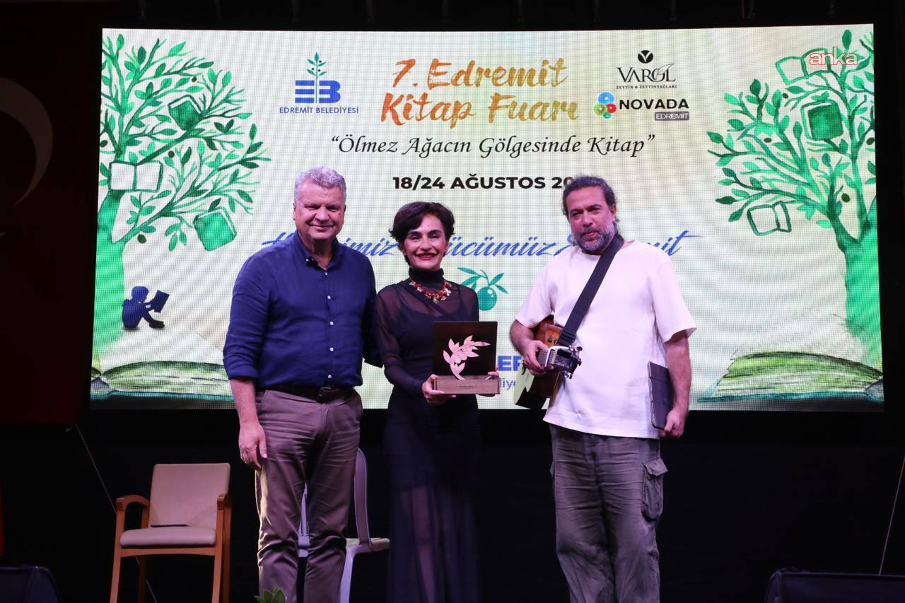 Edremit Kitap Fuarı, yoğun katılımla devam ediyor