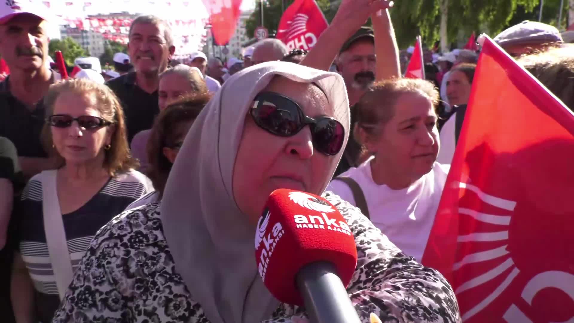 CHP'li belediyelere yönelik operasyonlara tepki gösteren yurttaş: "Gün döner devran döner, elbet bir gün bunların hesabı sorulacak. Sonuna kadar peşlerindeyiz"