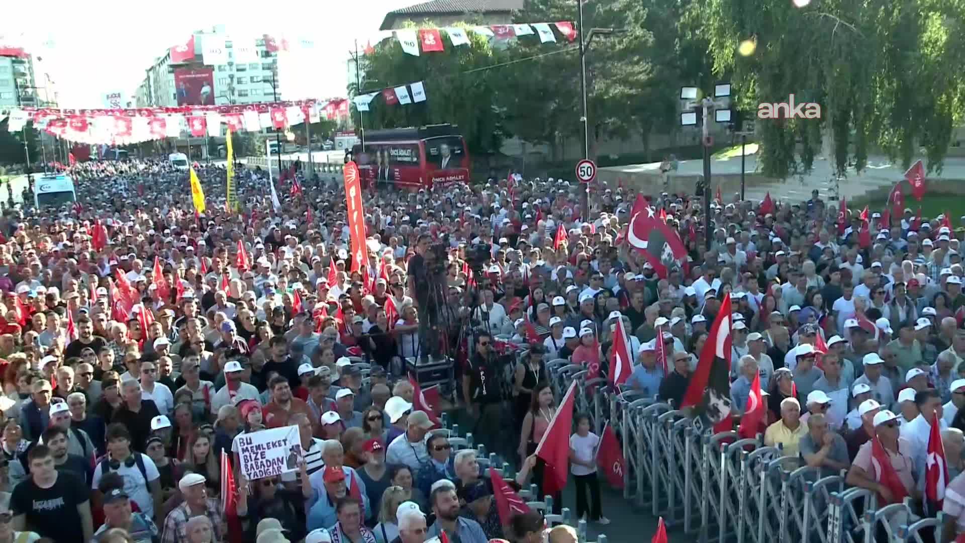 CHP'nin ''Millet İradesine Sahip Çıkıyor'' mitingi... Sivas'ta Cumhuriyet meydanı doldu taştı, binlerce kişi "İmamoğlu'na Özgürlük" dedi