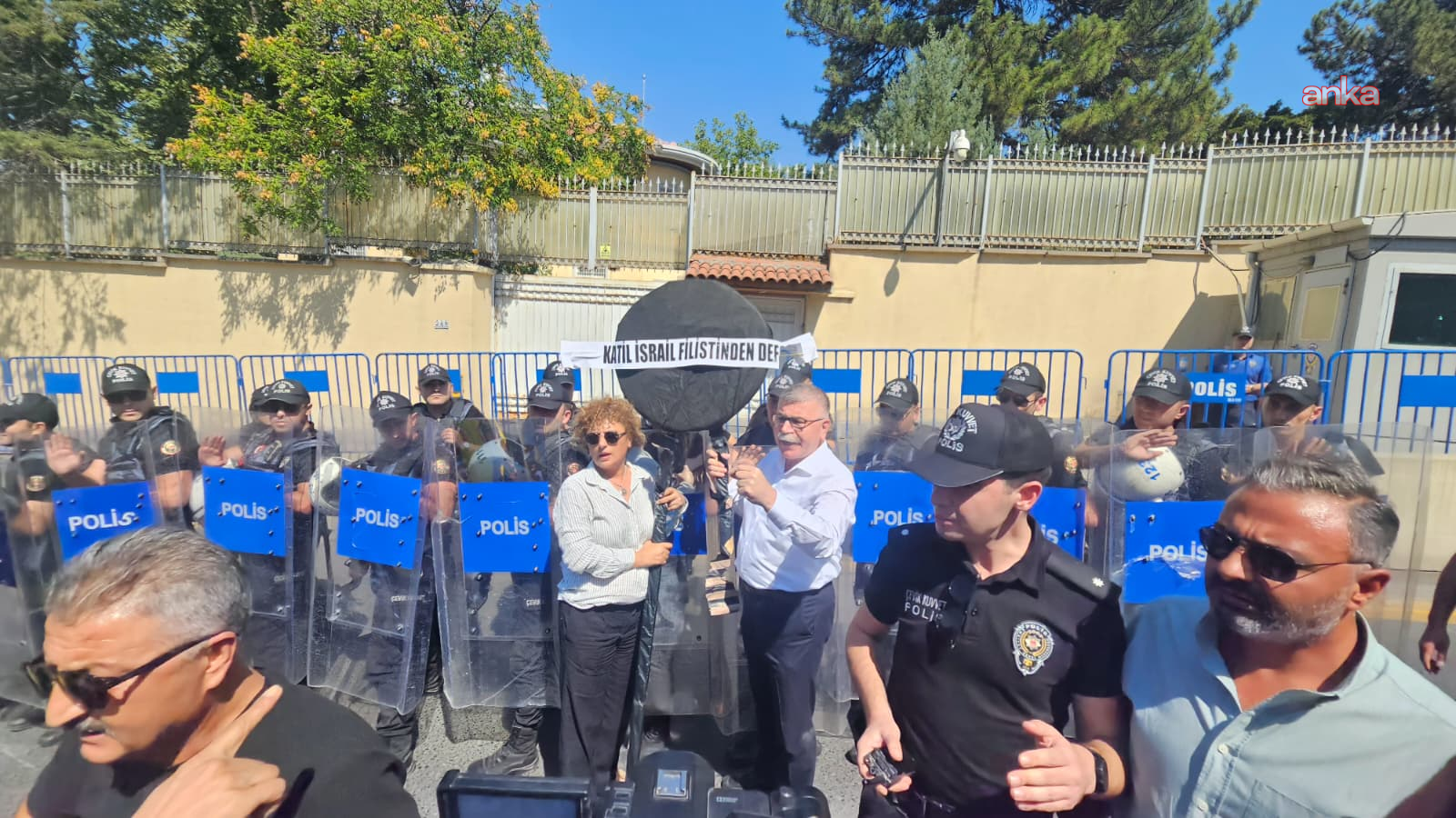 KESK'ten İsrail Büyükelçiliği konutu önüne siyah çelenk: "Yüksek perdeden göstermelik çıkışlar yapan AKP iktidarıysa İsrail’le ticaretini sürdürüyor, Akdeniz’de enerji anlaşmalarına devam ediyor"