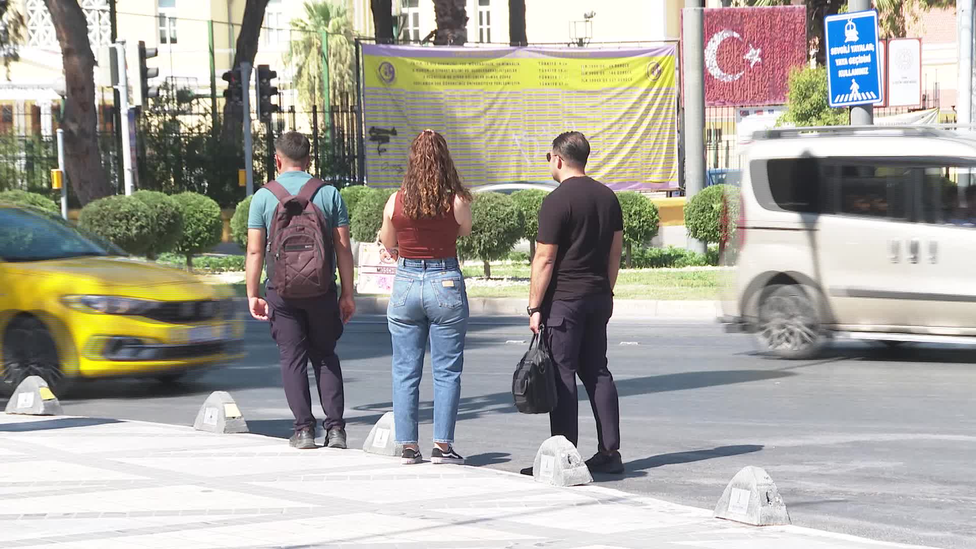 İzmir’de zabıta ekiplerinden yolcu kılığında taksi denetimi