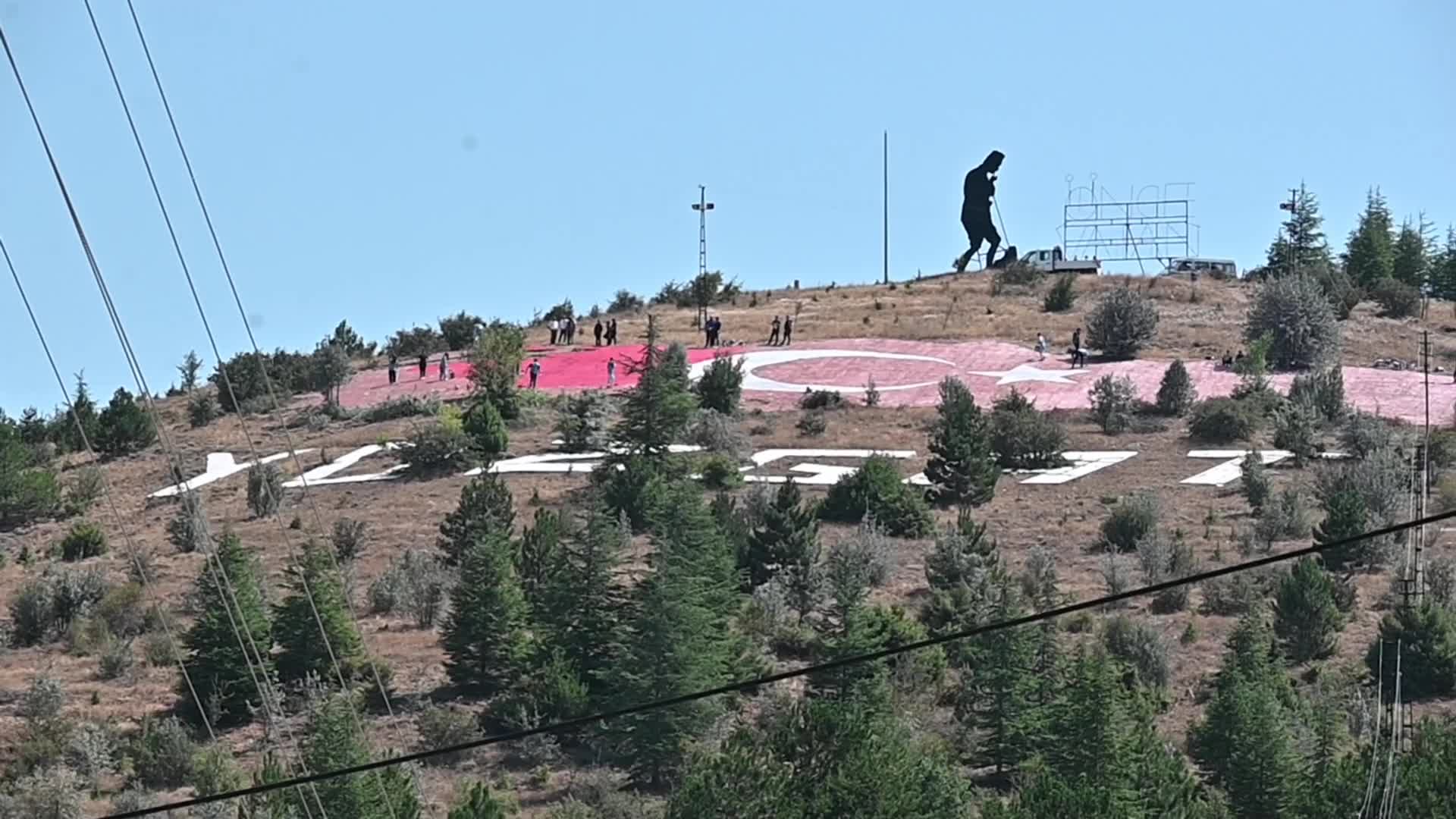 Yozgat’ta rengi solan dev Türk bayrağı Zafer Bayramı öncesinde boyanmaya başlandı