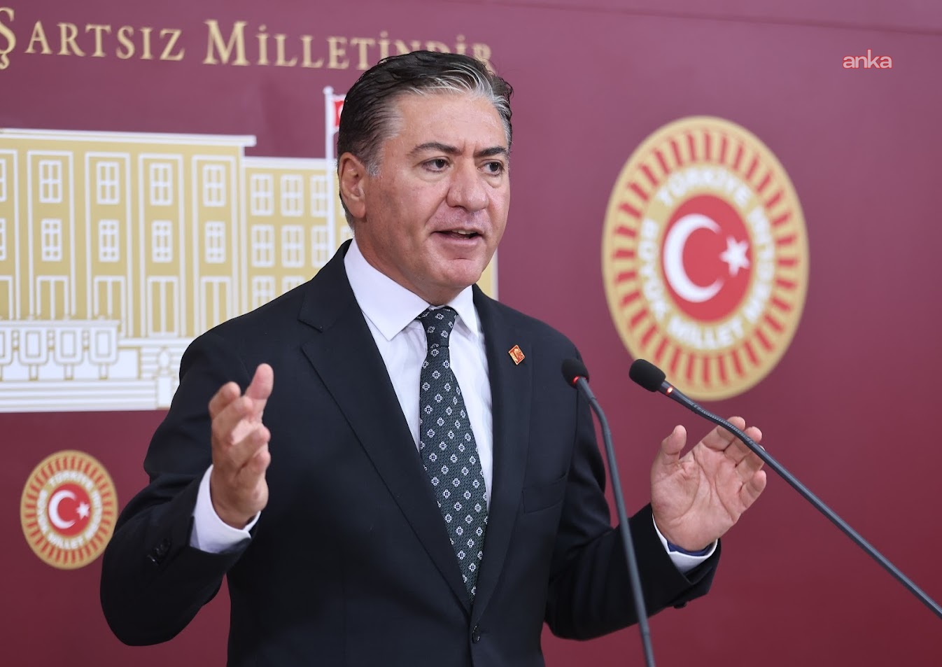 Murat Emir'den üniversitelerdeki baskılara tepki: "Gençliğin gölgesi düşen her iktidar yok olmaya mahkûmdur"