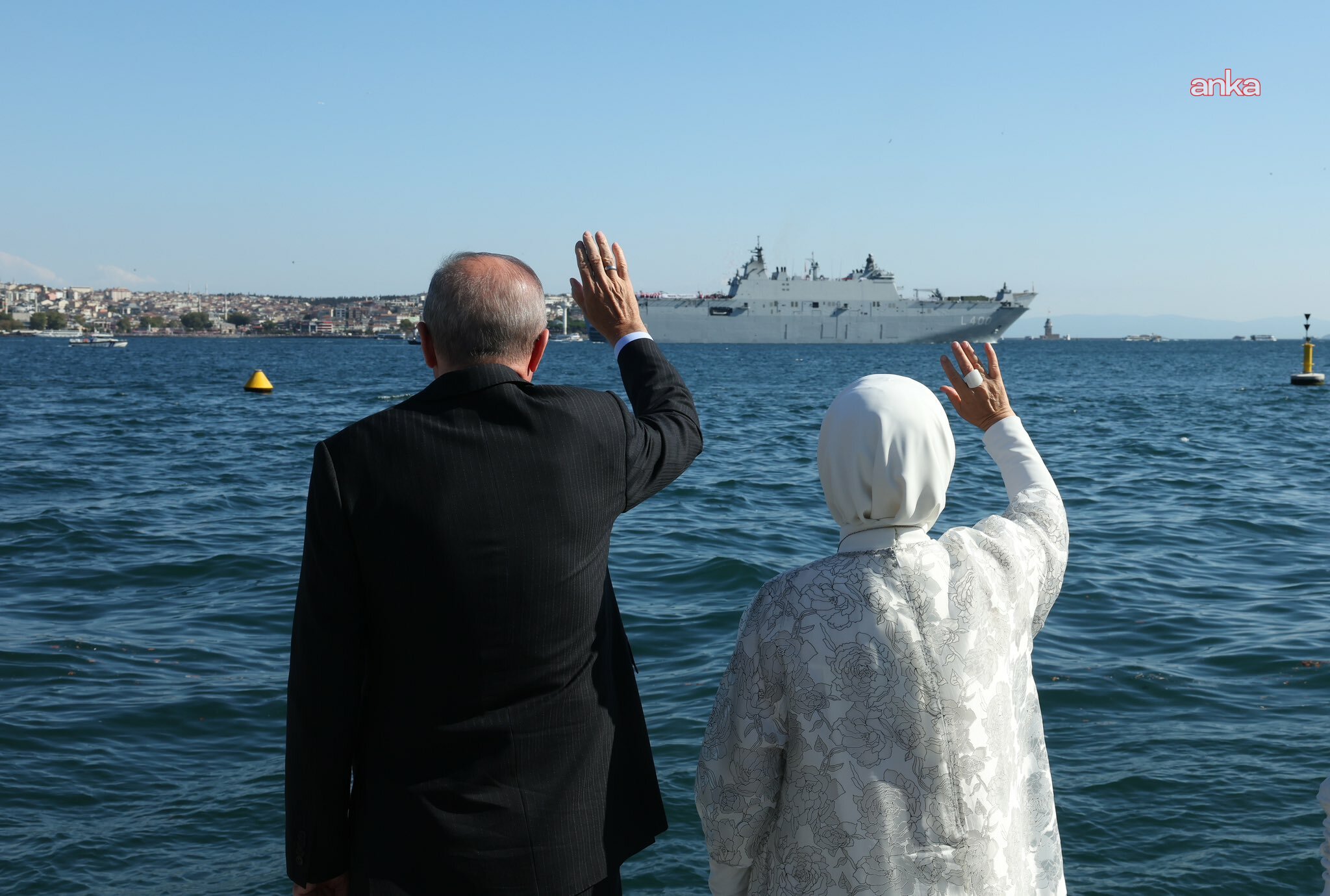 Cumhurbaşkanı Erdoğan, TEKNOFEST Mavi Vatan kapsamında İstanbul Boğazı'ndan geçen gemileri selamladı