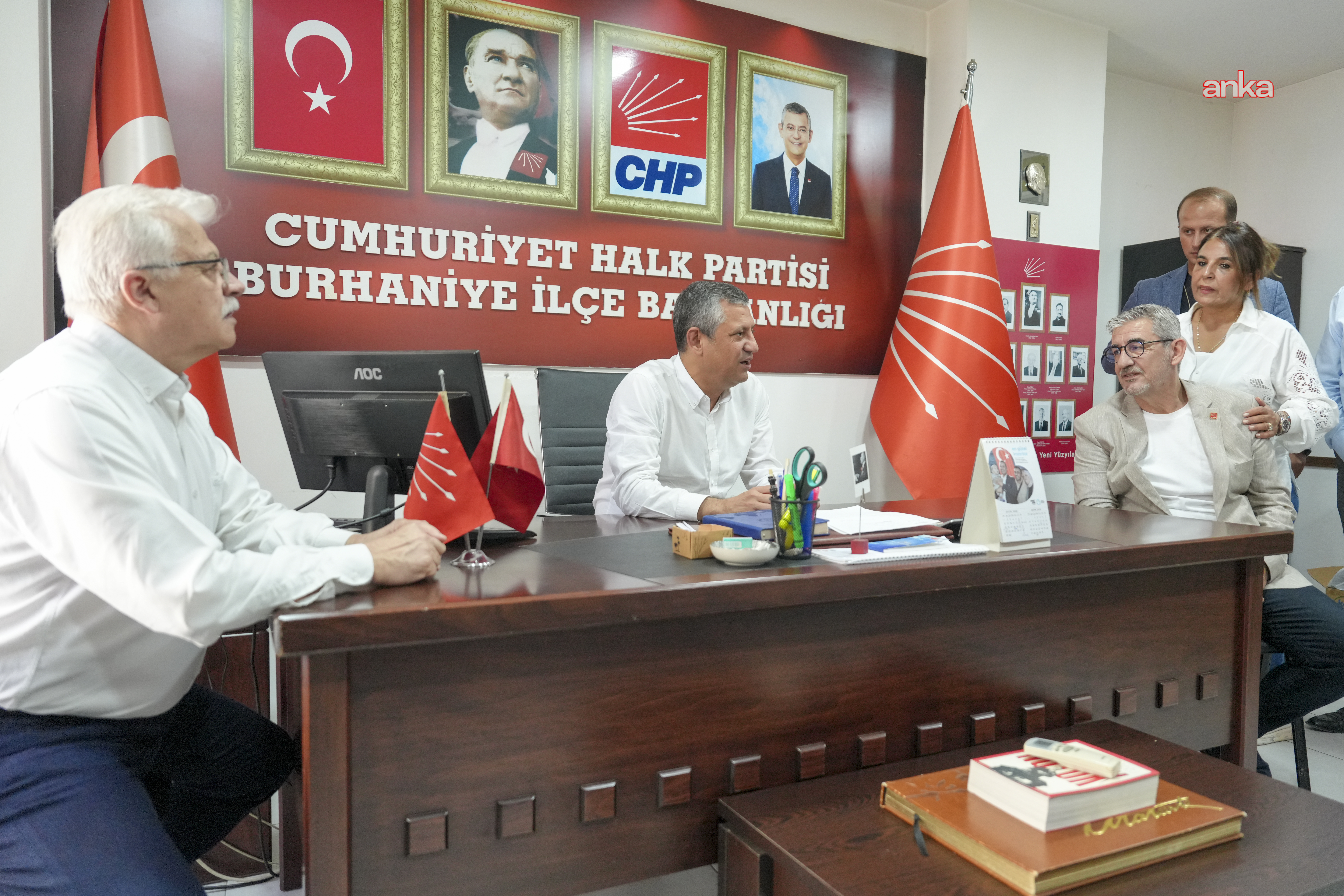 Özgür Özel, CHP Burhaniye İlçe Başkanlığını ziyaret etti