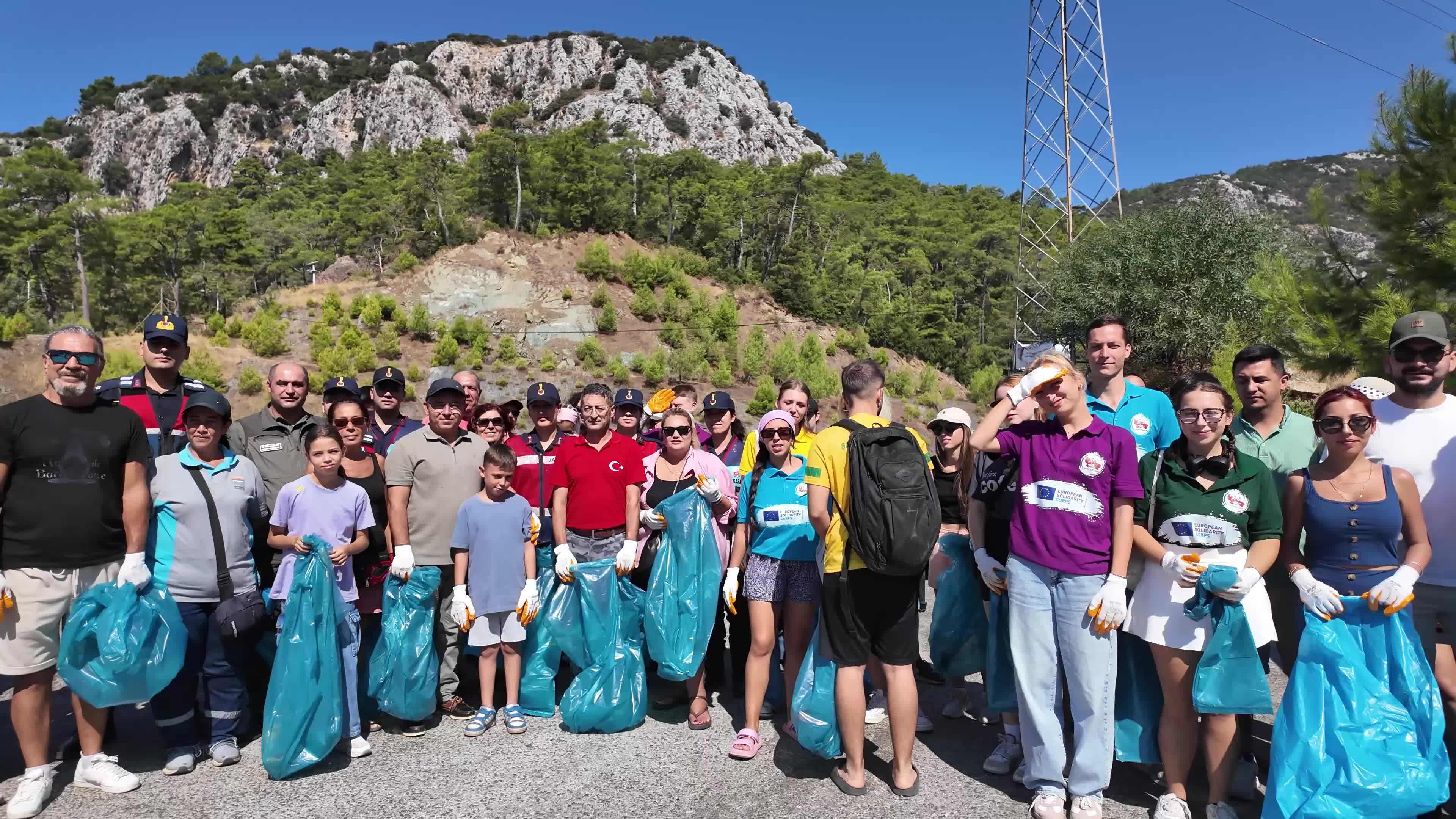 Marmaris'te 15 gün önce temizlenen yoldan 140 poşet atık toplandı