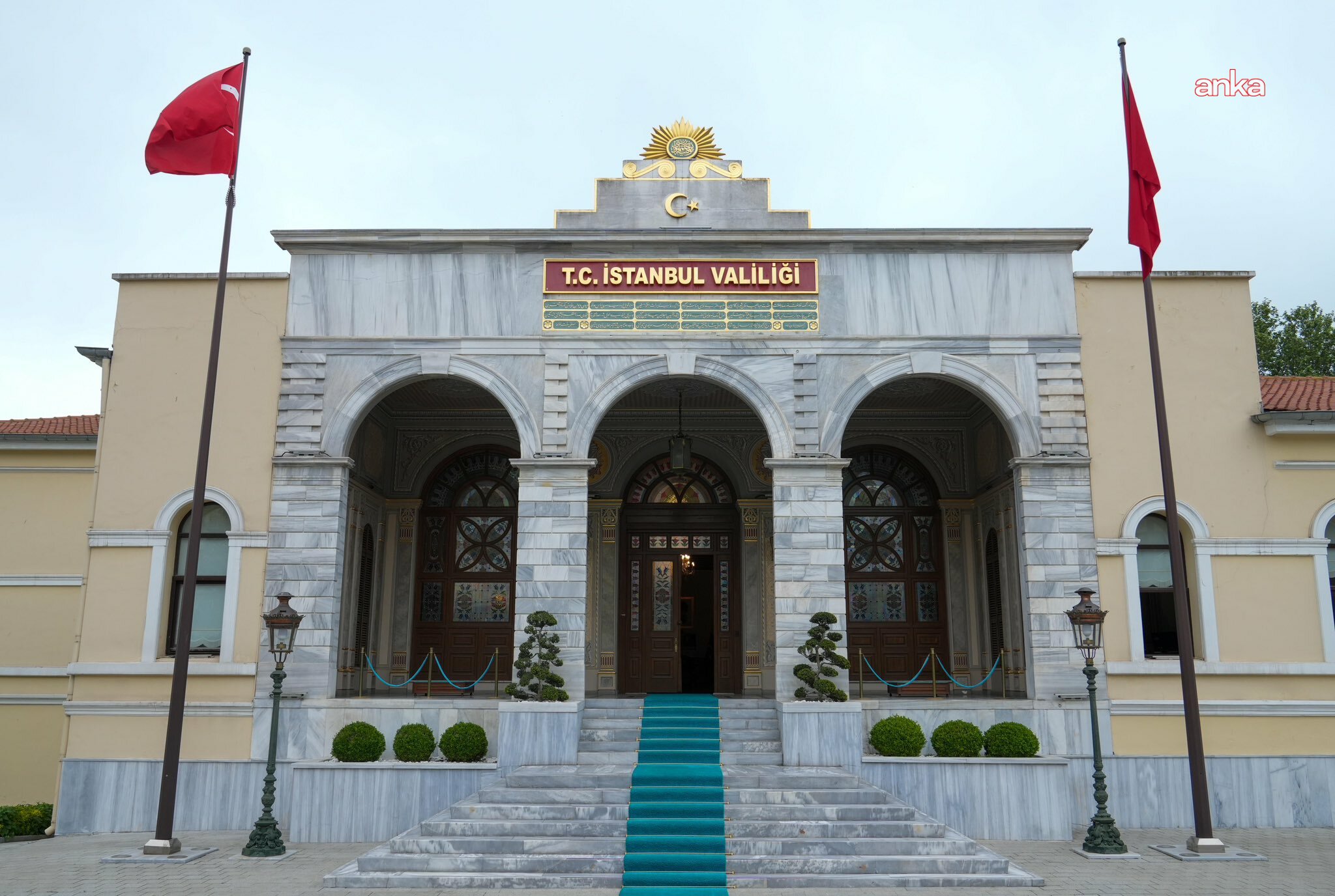 İstanbul Valiliği: Sosyal yardımların teslim alınması sırasında çekilecek görüntülerde öğrencilere, ihtiyaç sahiplerine hiçbir şekilde yer verilmemeli