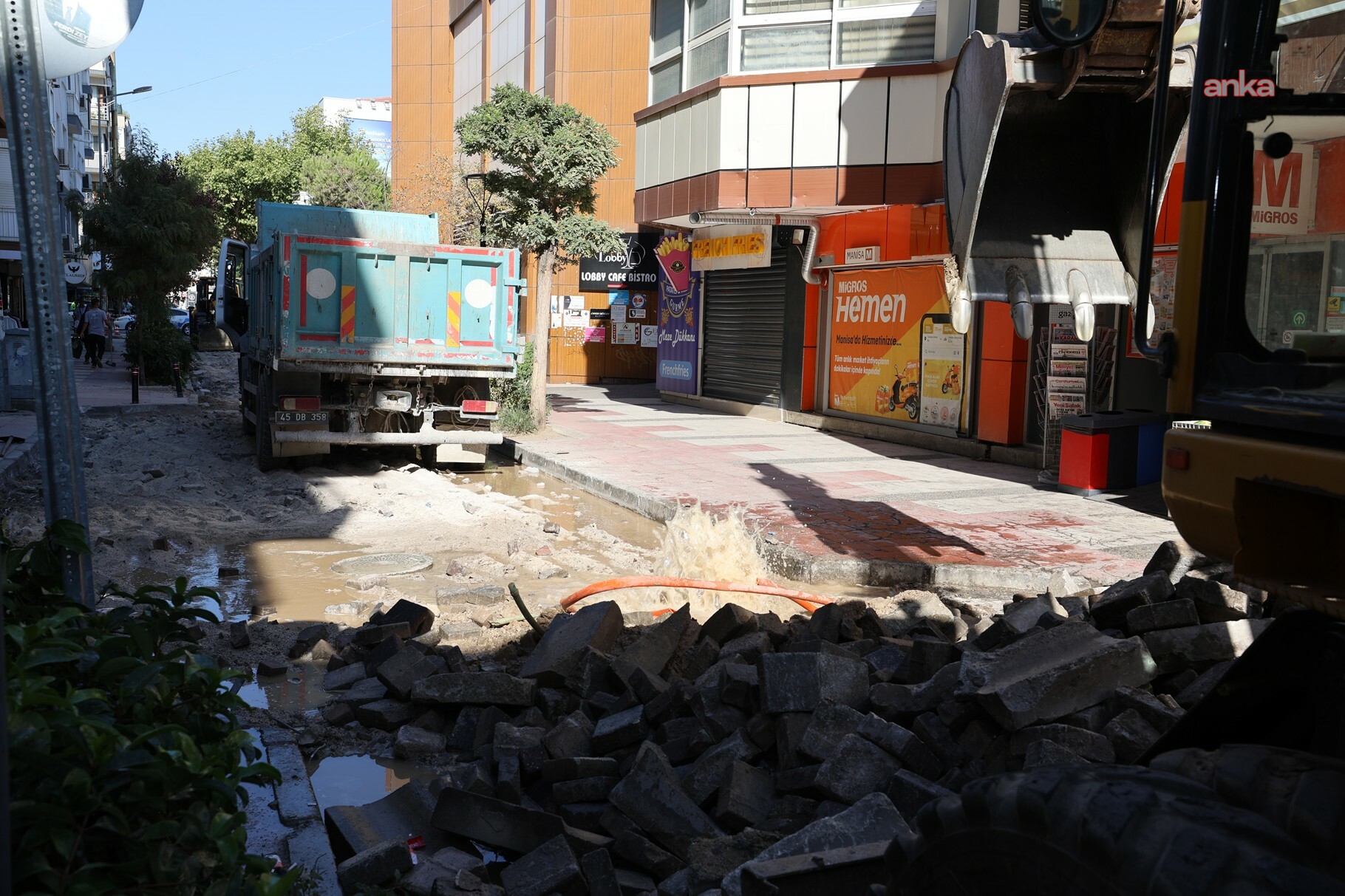 Şehzadeler'de yol ve kaldırımlar yenileniyor