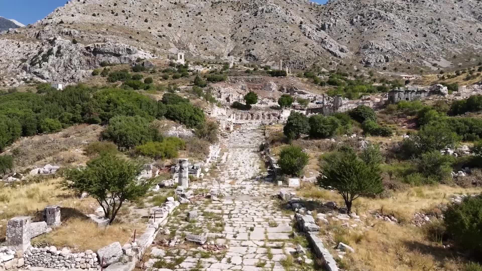 Türkiye’nin üçüncü büyük odeonu Sagalasos’ta gün yüzüne çıkıyor