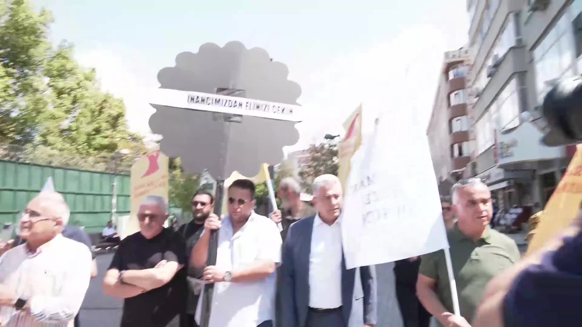 Alevi-Bektaşi Federasyonu, Alevi Bektaşi Kültür ve Cemevi Başkanlığı'nın önüne "İnancımızdan elinizi çekin" yazılı siyah çelenk bıraktı