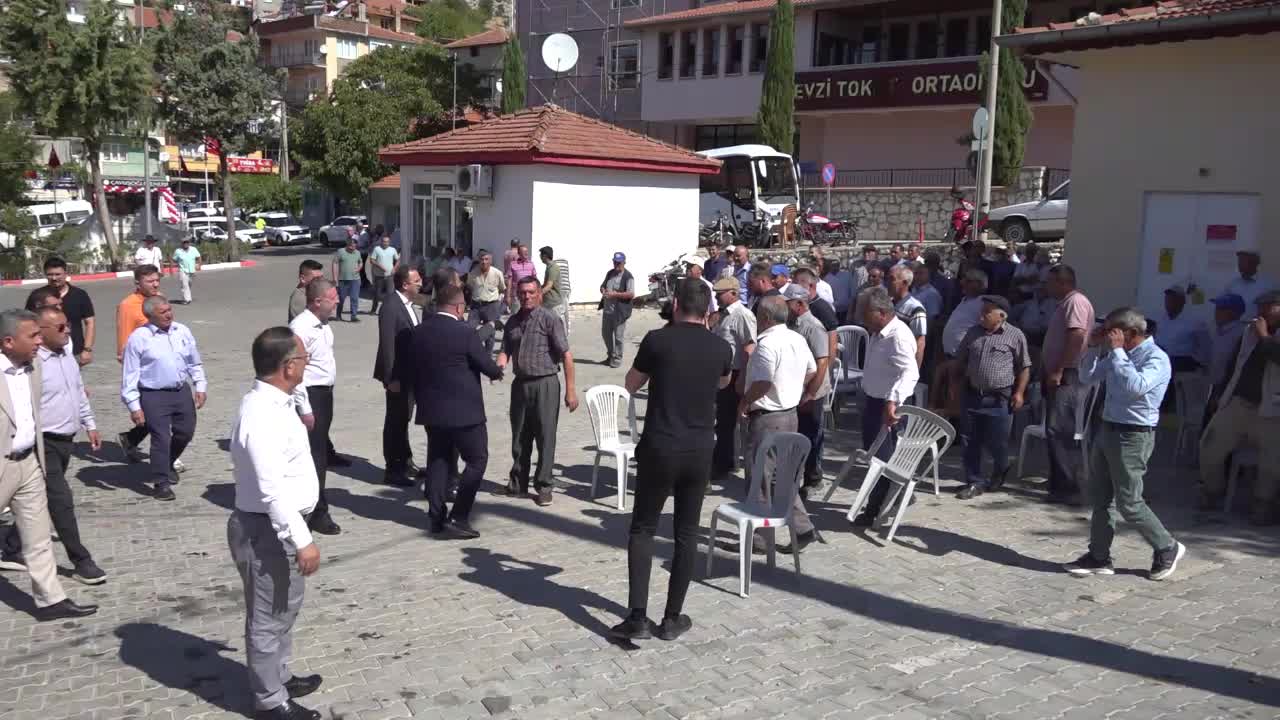Denizli’de üzüm üreticilerinden fiyat tepkisi... Denizli Büyükşehir Belediye Başkanı Çavuşoğlu: "Üreticimizin mağduriyetlerini giderin"