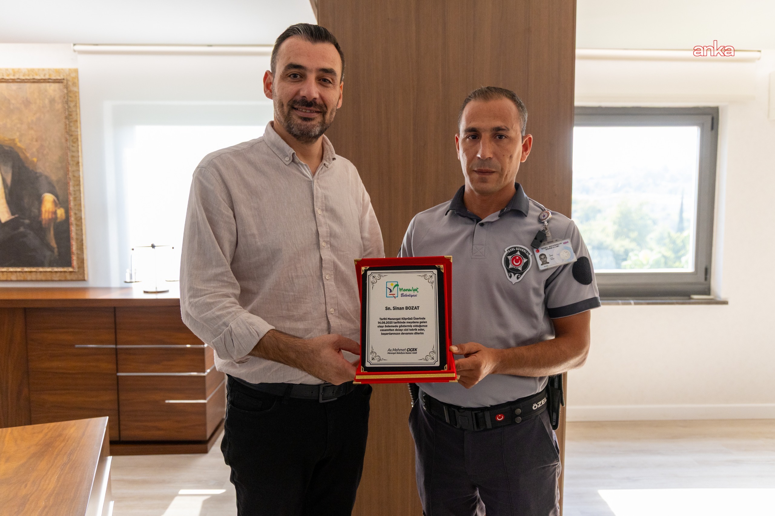 Manavgat Belediye Başkan Vekili Çiçek'ten duyarlı personele plaket