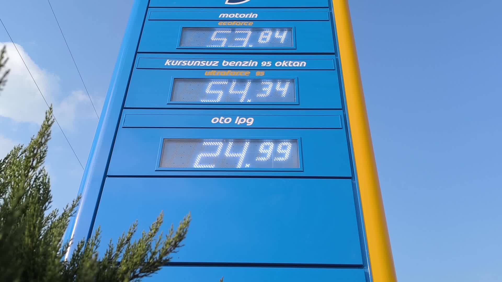 Benzine zam geldi, vatandaşlar tepki gösterdi: "Bir tane eşek alacağım, elime de bir çubuk alacağım onunla gezeceğim"