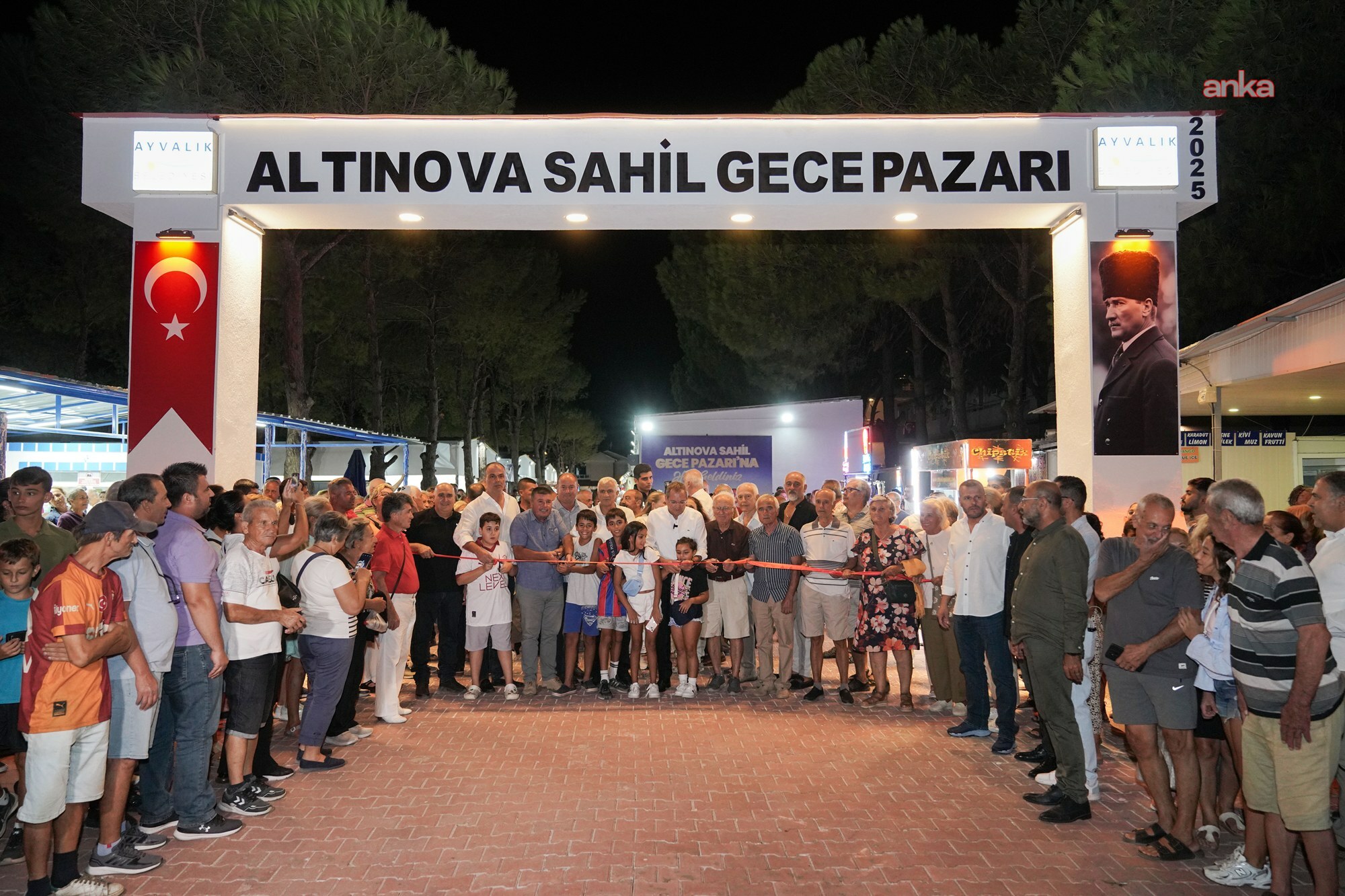 Ayvalık'ta "Altınova Sahili Gece Pazarı" açıldı