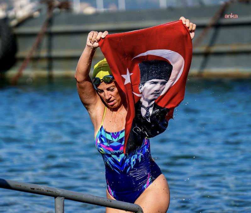 Kadıköylü sporcu İrem Sönmez’den 30 Ağustos’a özel yüzme performansı