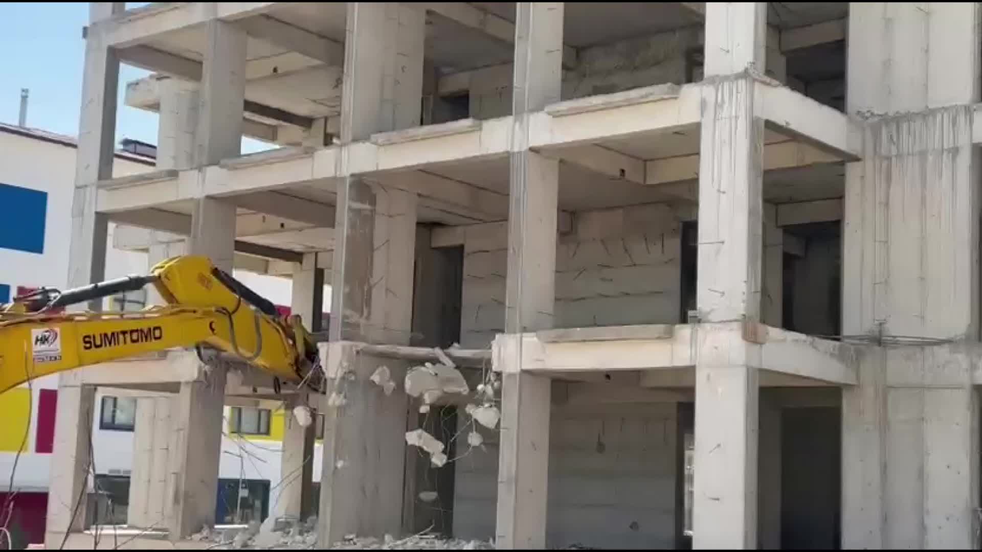 Şanlıurfa’da müteahhit kendi inşaatını ihbar etti: 5 katı tamamlanan bina yıkıldı