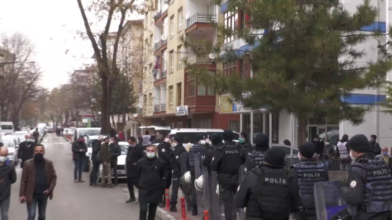 ANAYASAL HAKLARINI KULLANMAK İSTEYEN CARGİLL İŞÇİLERİNE POLİS, "SİZE NELER YAPABİLECEĞİMİZİ GÖSTERİRİZ" DEDİ