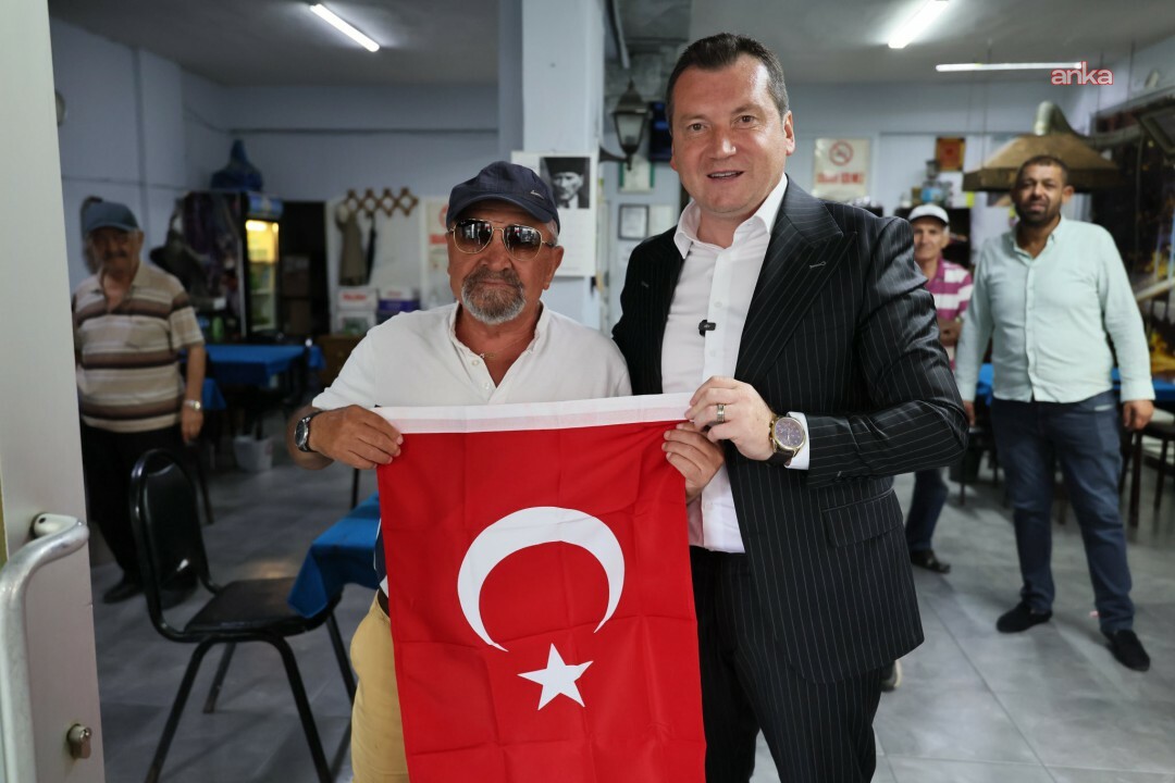 Silivri Belediye Başkanı Balcıoğlu, esnafa Türk bayrağı hediye etti
